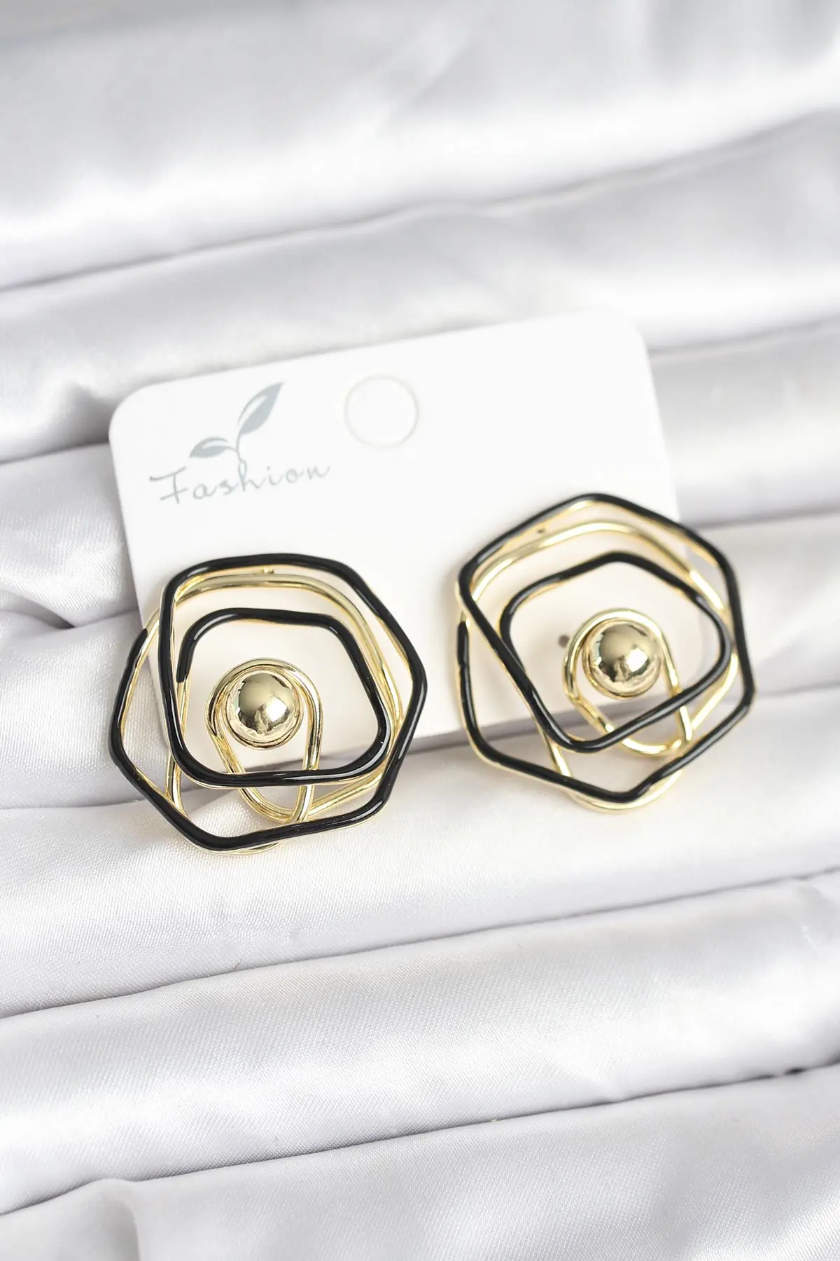 Pirinç Gold Renk Siyah Mineli Geometrik Gül Model Kadın Küpe TJ-BKP11376