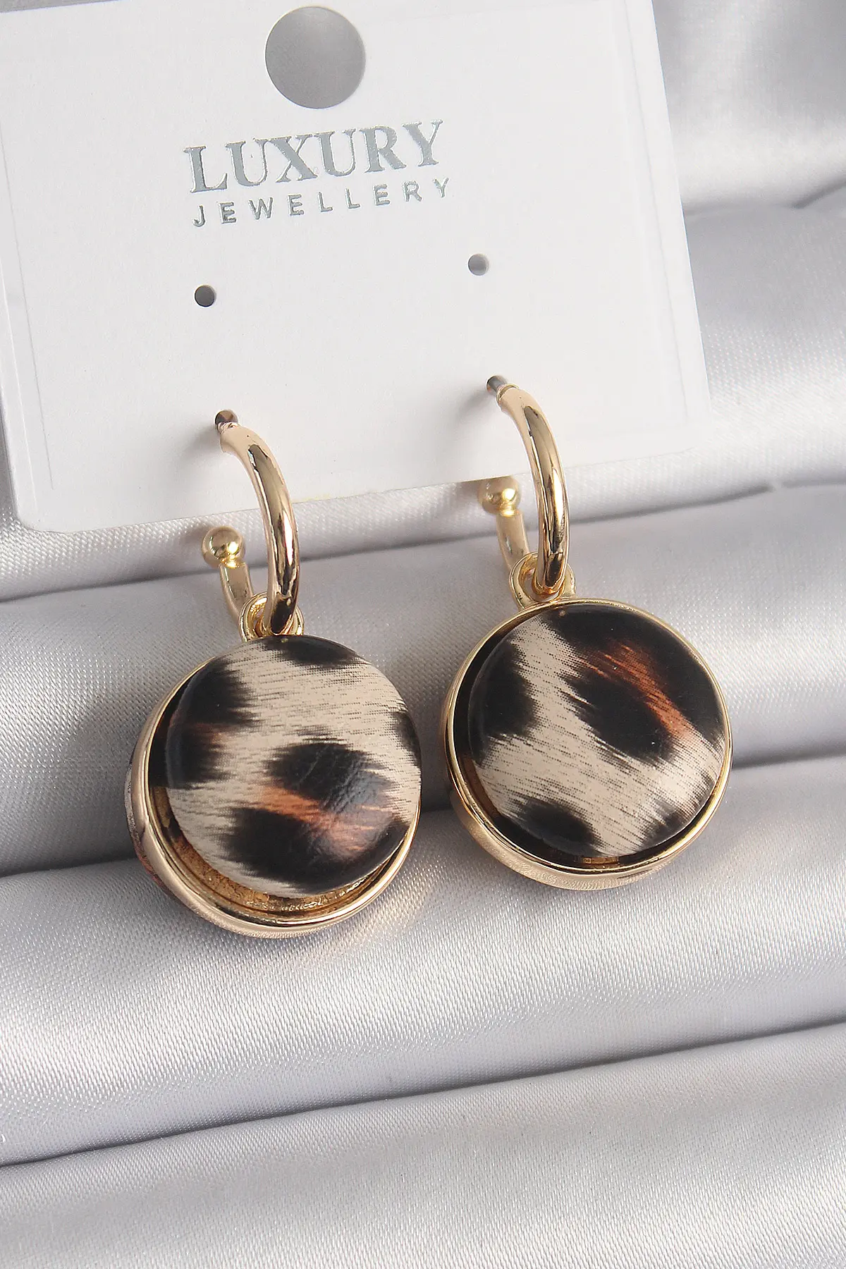 Pirinç Gold Renk Leopar Desenli Daire Model Kadın Küpe TJ-BKP9878