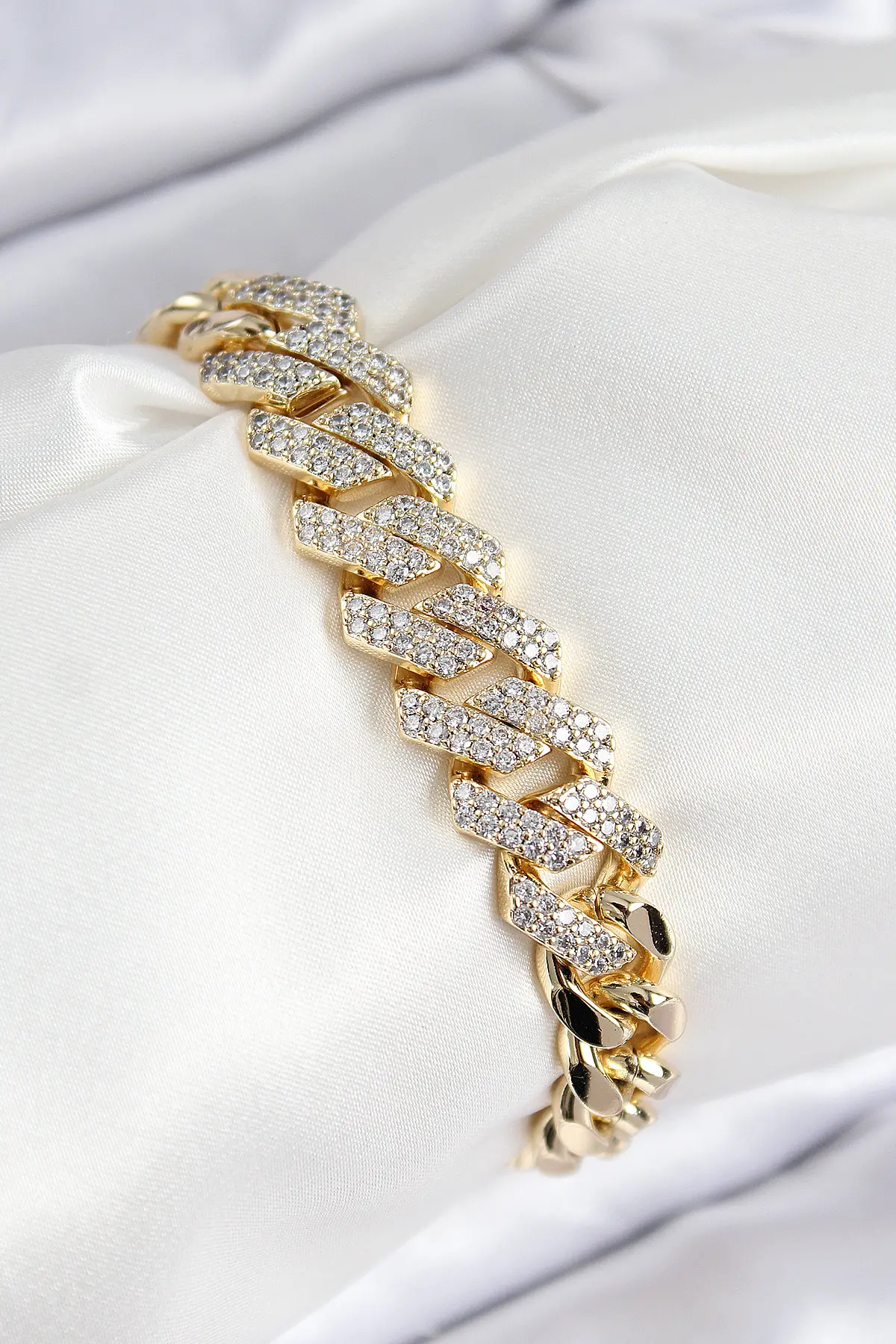 VIP Pirinç Zirkon Taşlı Cuba Model Gold Renk Kadın Bileklik - TJ-BB7765