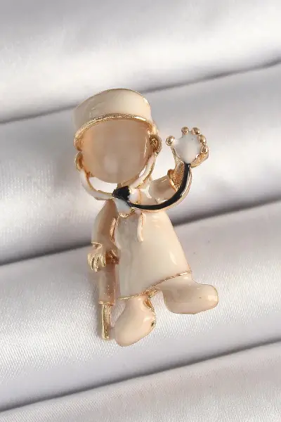 Pirinç Gold Renk Beyaz Mineli Doktor Model Kadın Broş TJ-BR428
