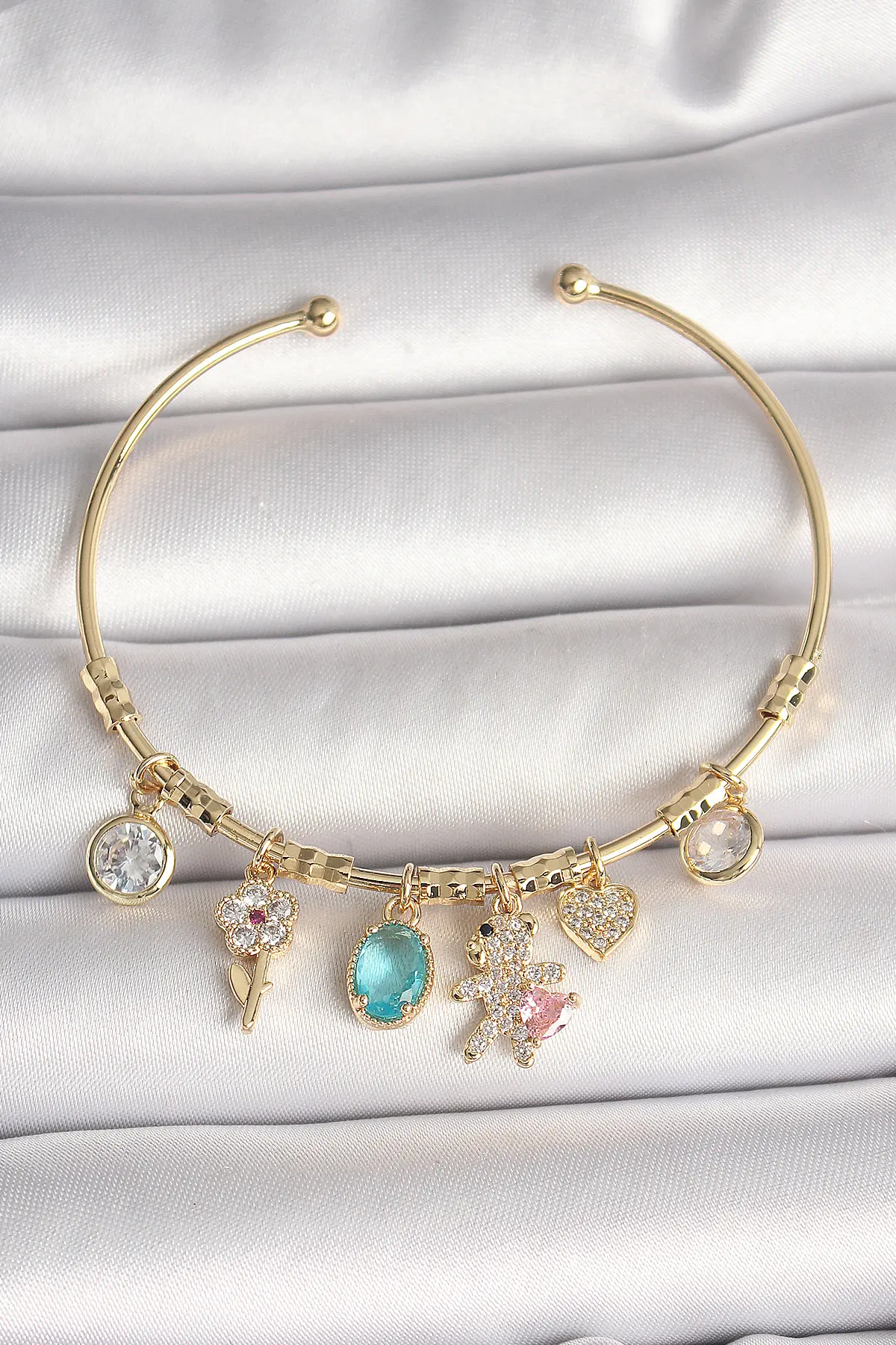 Pirinç Gold Renk Sallantı Zirkon Taşlı AYıcık Figür Kalp Detay Charm Kadın Bileklik TJ-BB6894