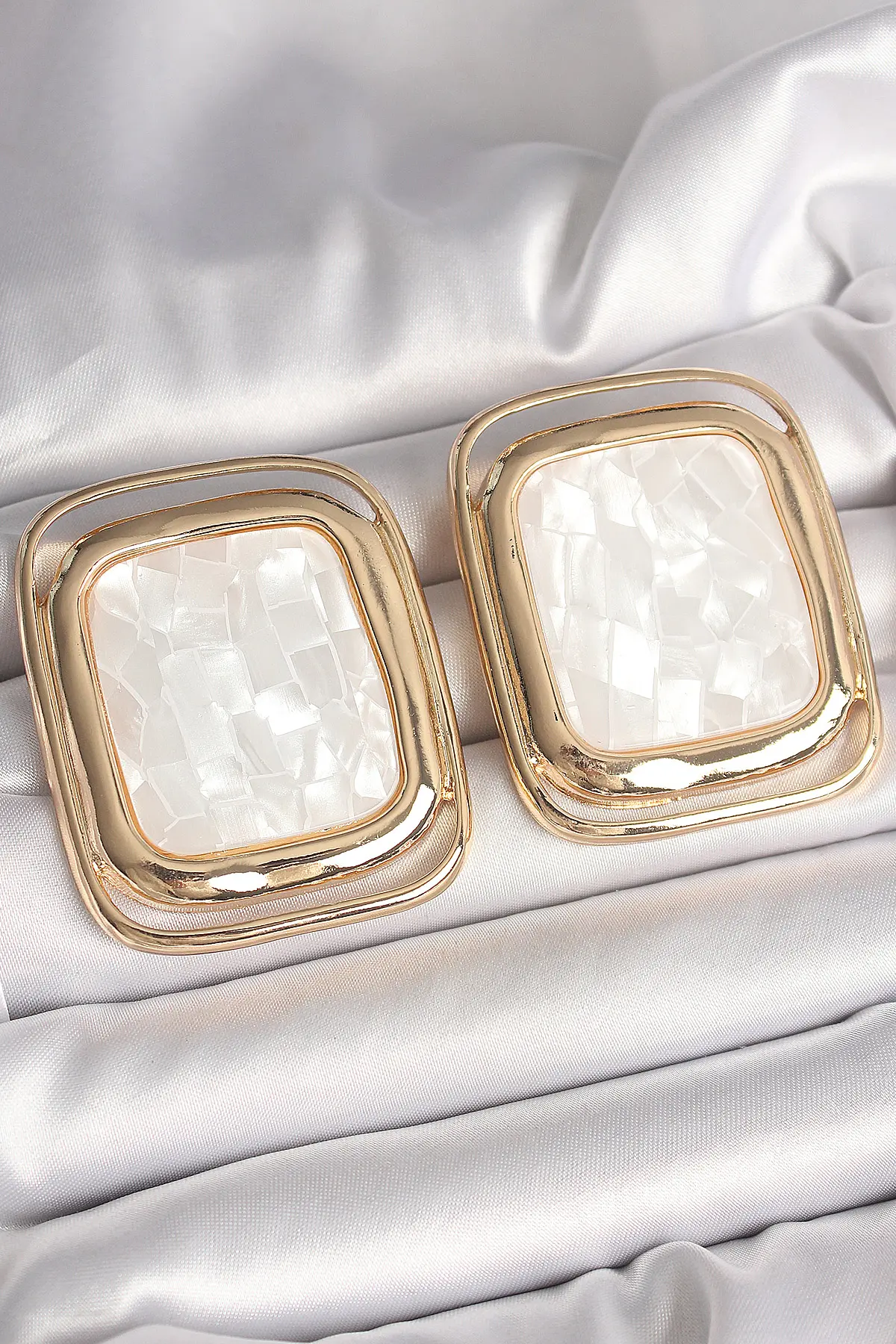 Pirinç Gold Renk Beyaz Mineli Kare Model Kadın Küpe TJ-BKP10428
