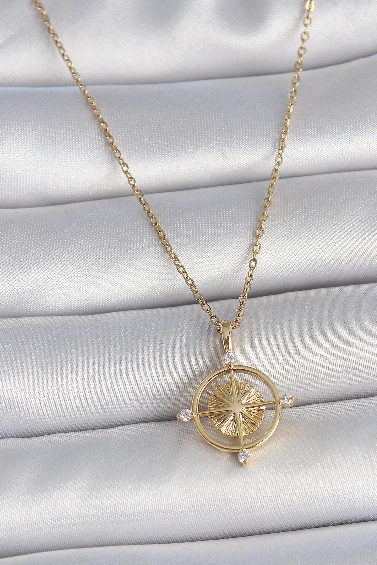 316L Çelik Gold Renk Zincir Zirkon Taşlı Pusula Model Kadın Kolye TJ-BKO10039