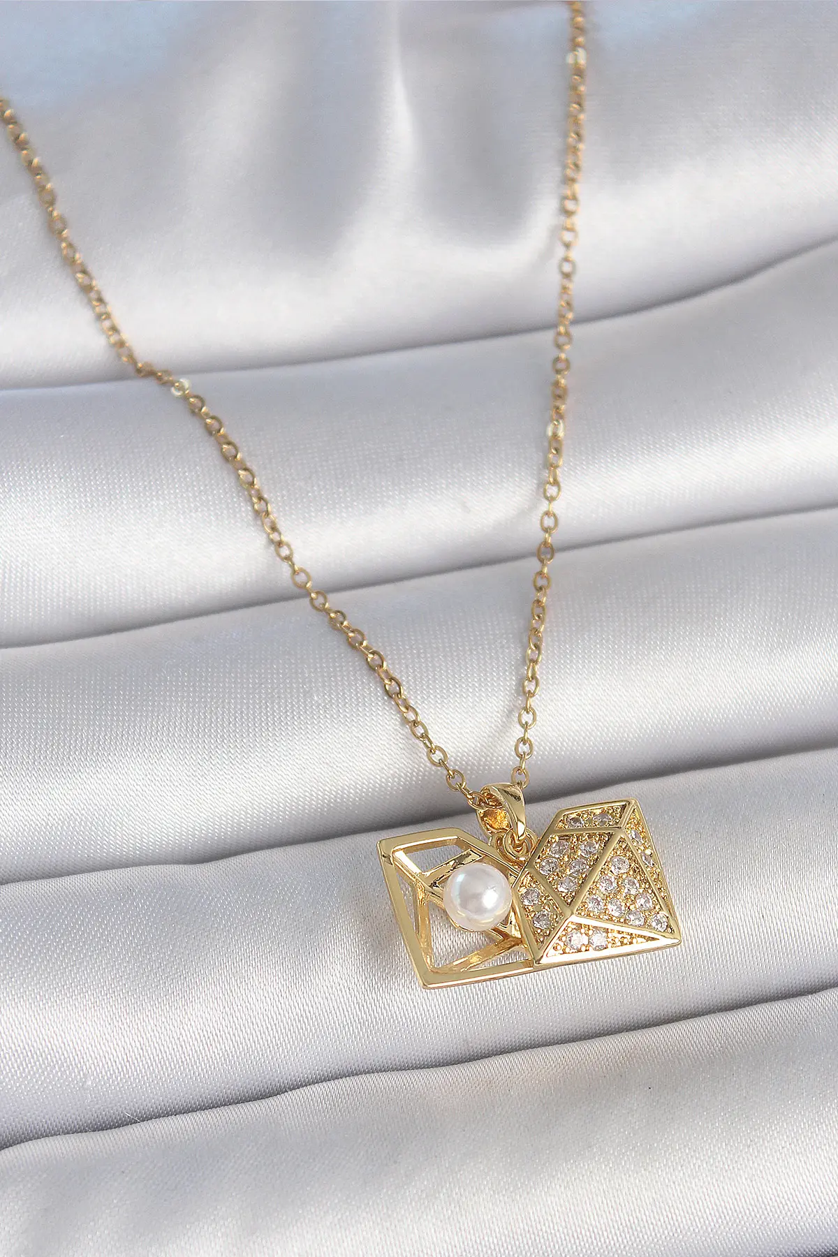 316L Çelik Gold Renk Zincir Zirkon Taşlı Açılır İncili Elmas Model Kadın Kolye TJ-BKO10049