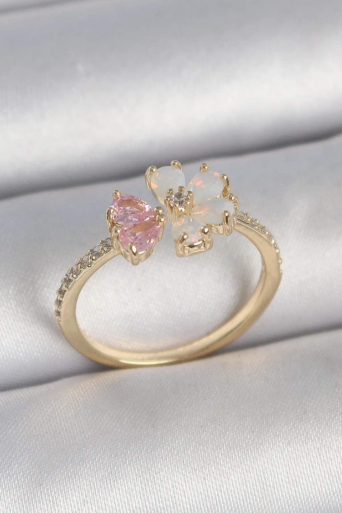 Pirinç Gold Renk Beyaz Mineli Pembe Zirkon Taşlı Çiçek Model Kadın Yüzük TJ-BYK3709