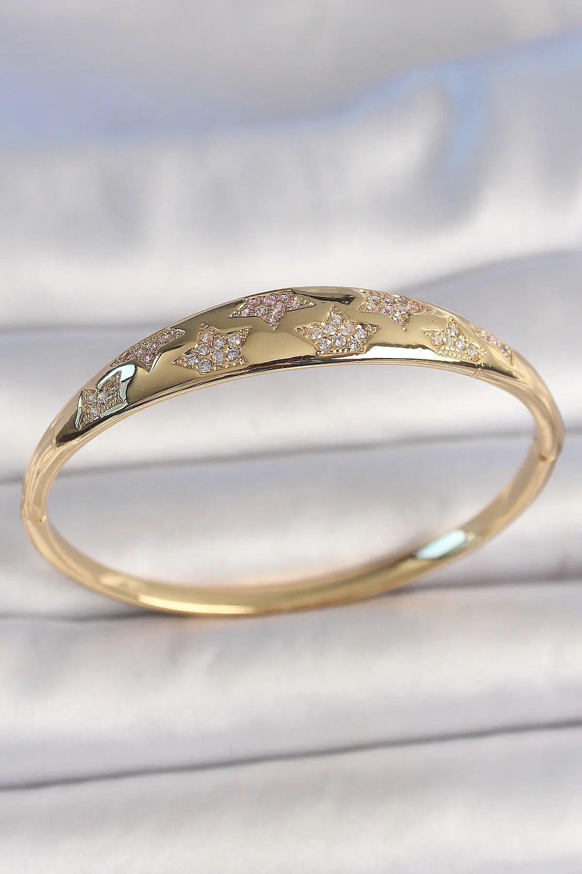 Pirinç Gold Renk Zirkon Taşlı Yıldız İşlemeli Kadın Kelepçe TJ-BB6918