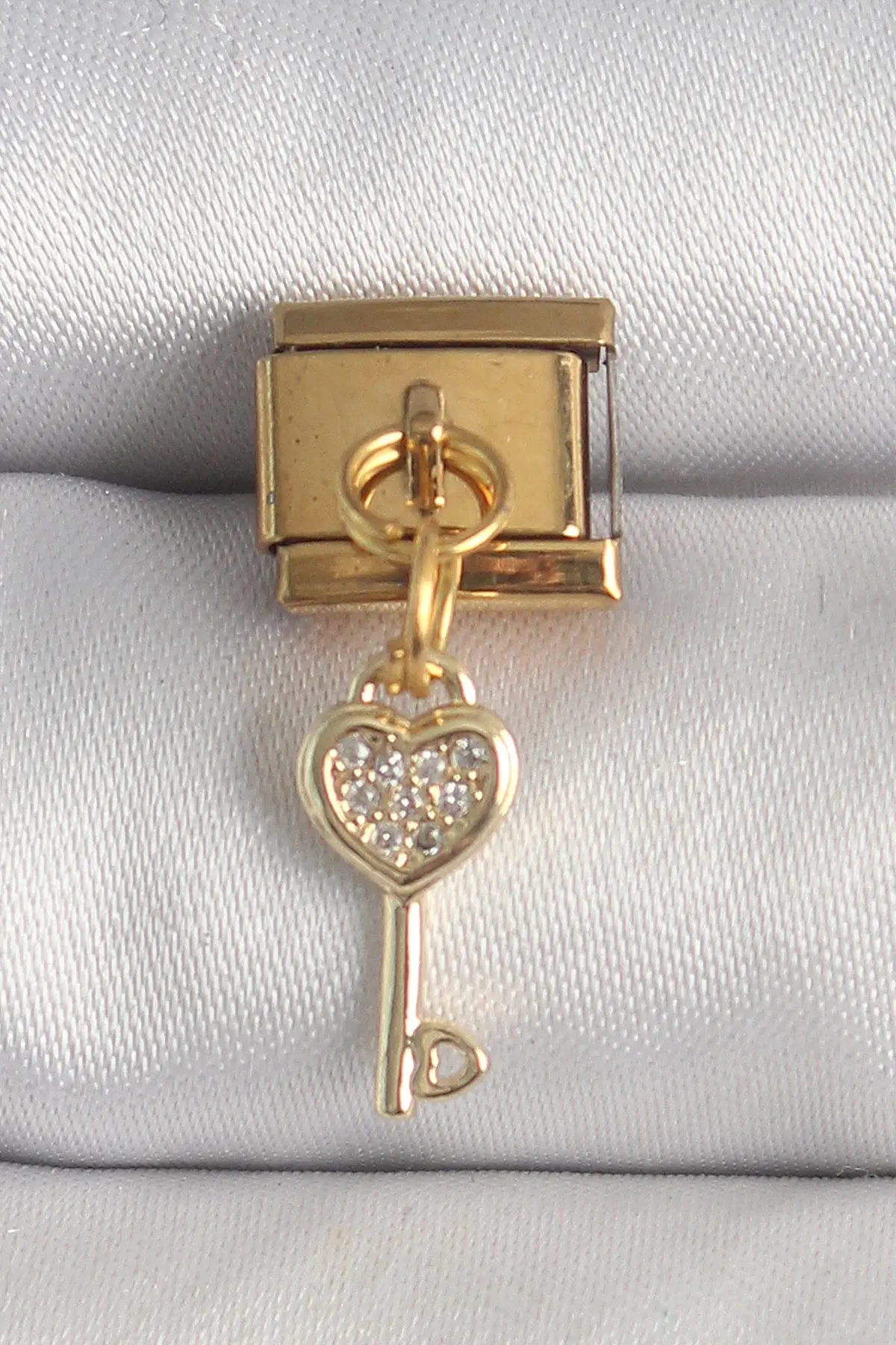 316L Çelik Gold Renk Sallantı Zirkon Taşlı Kalpli Anahtar Model Nomination Charm TJ-BC1371