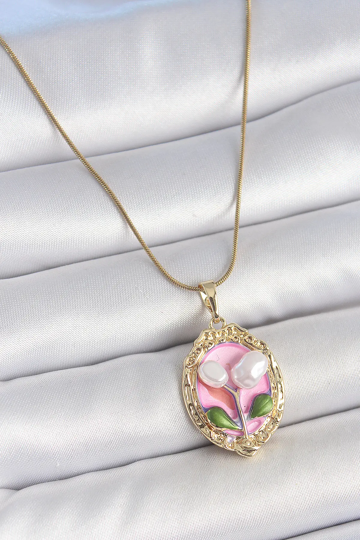 316L Çelik Gold Renk Zincir Pembe Mineli İncili Çiçek İşlemeli Portre Model Kadın Kolye TJ-BKO10148