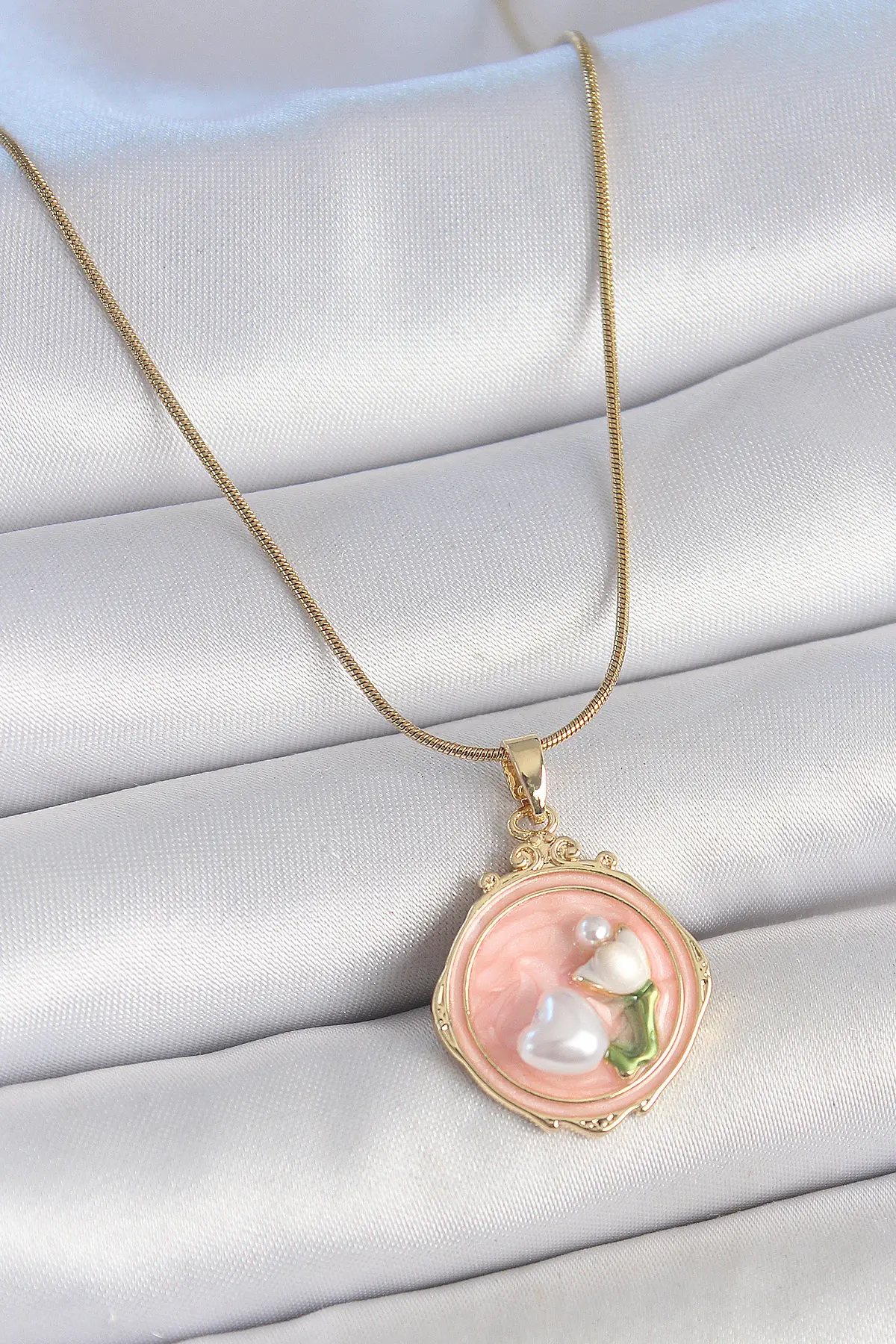 316L Çelik Gold Renk Zincir Pembe Mineli İncili Çiçek İşlemeli Portre Model Kadın Kolye TJ-BKO10151