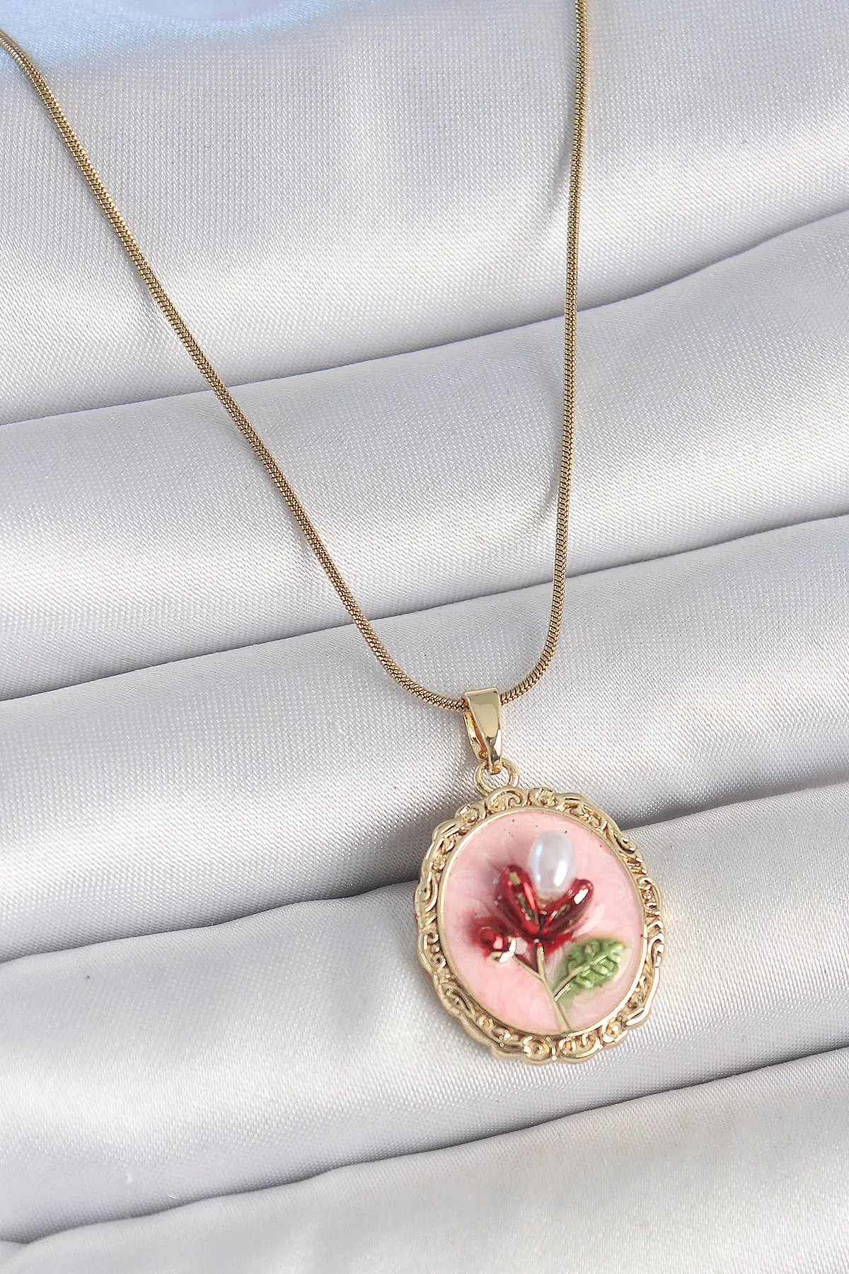 316L Çelik Gold Renk Zincir Pembe Mineli İncili Çiçek İşlemeli Portre Model Kadın Kolye TJ-BKO10155