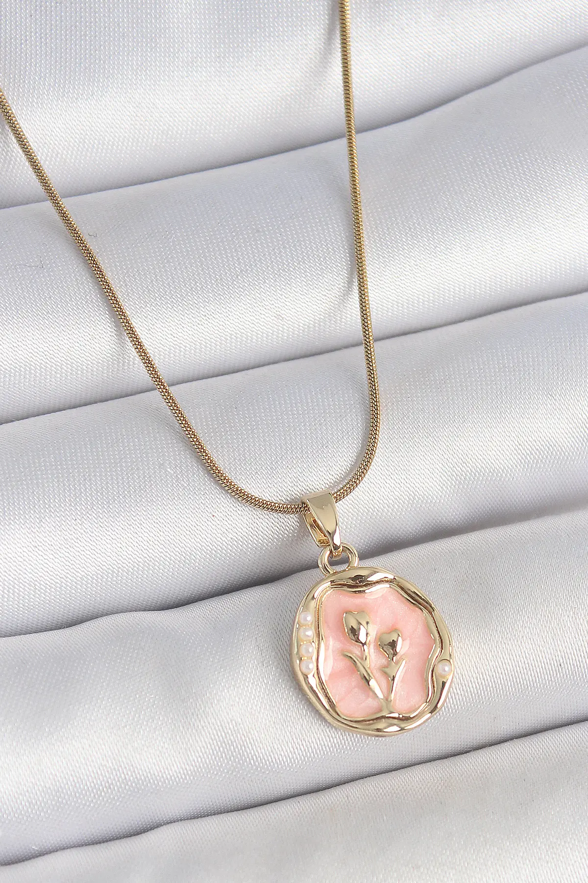 316L Çelik Gold Renk Zincir Pembe Mineli Çiçek İşlemeli Portre Model Kadın Kolye TJ-BKO10165