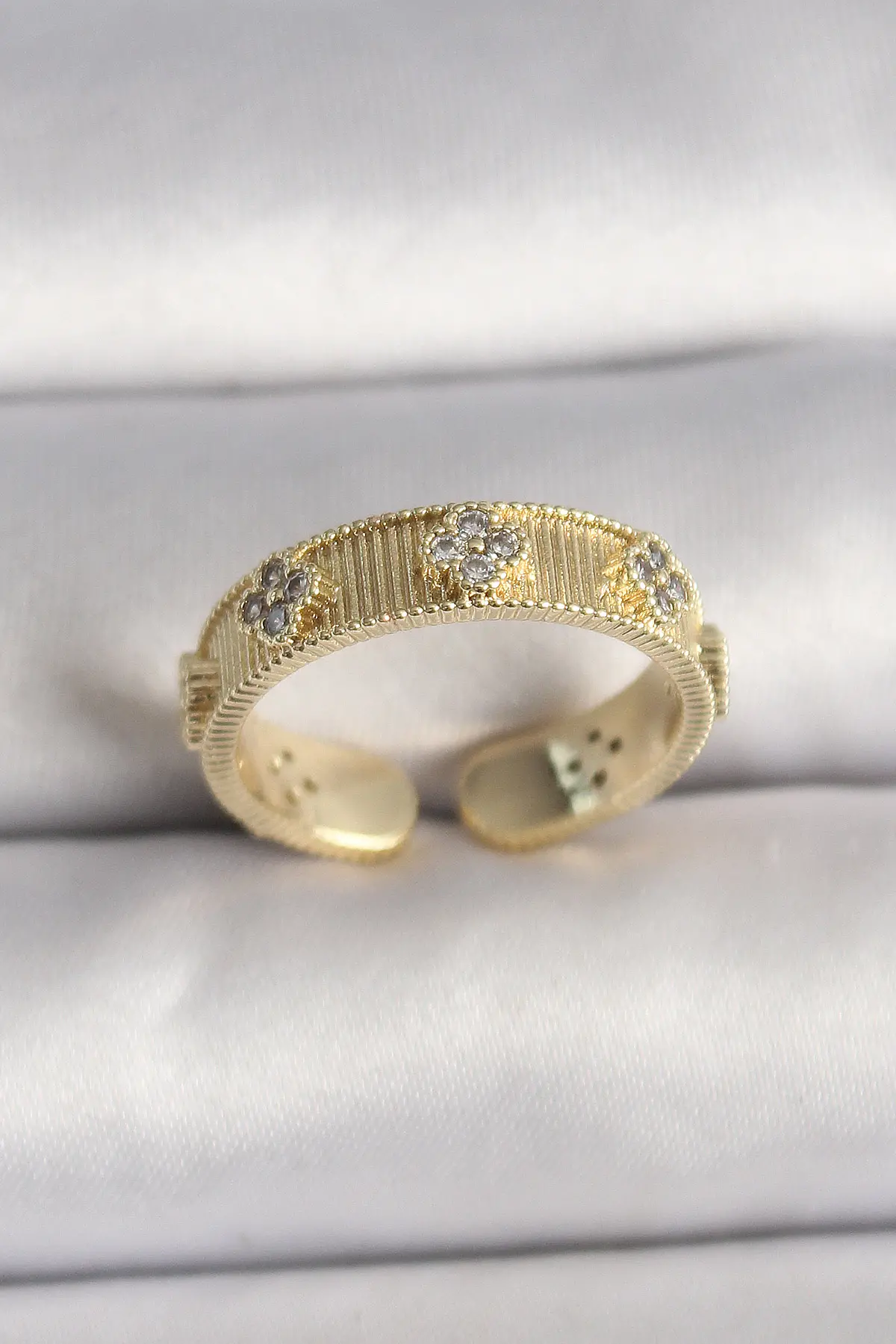 Pirinç Gold Renk Zirkon Taşlı Yonca İşlemeli Ayarlanabilir Yüzük TJ-BYK3545