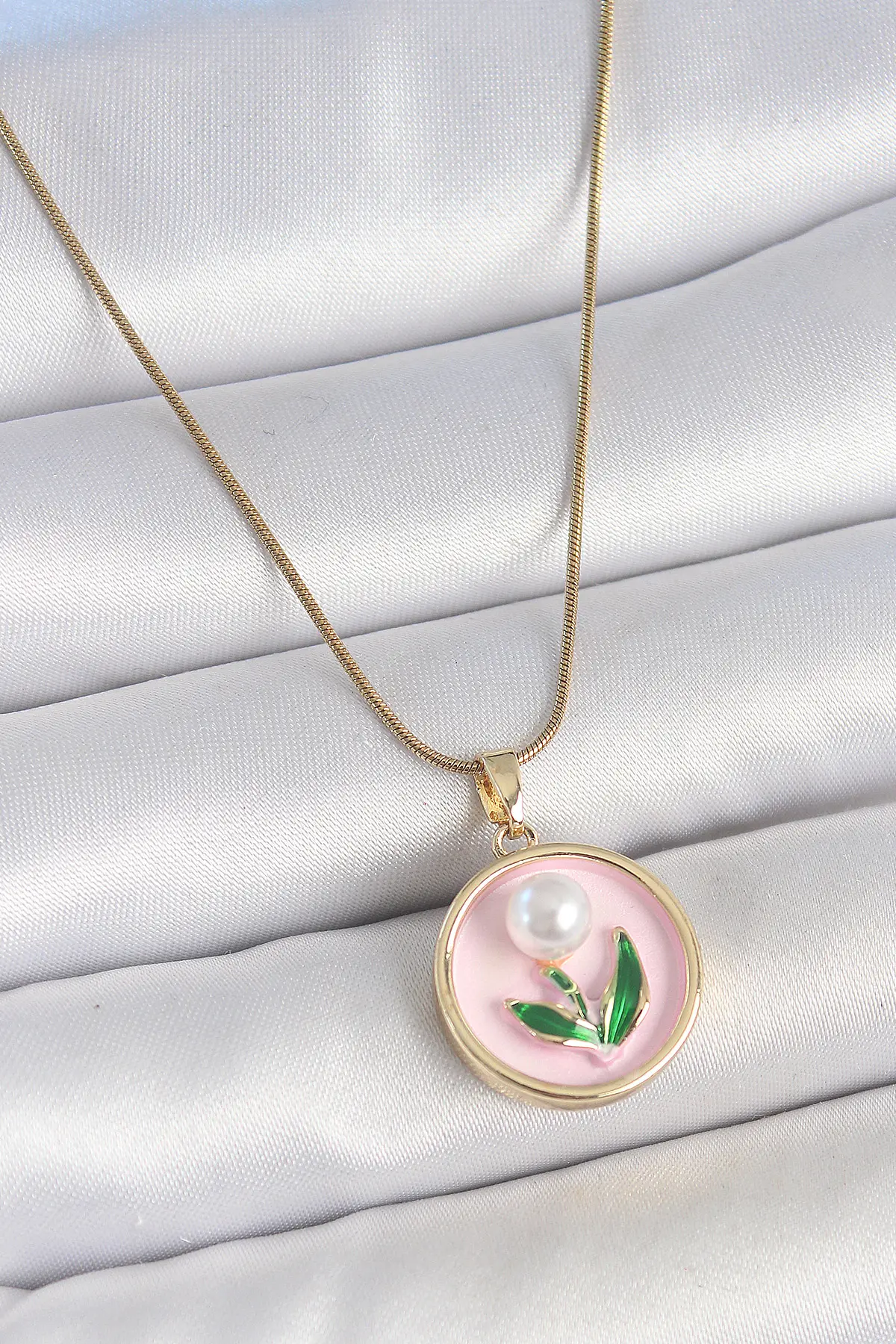 316L Çelik Gold Renk Zincir Pembe Mineli İncili Çiçek İşlemeli Portre Model Kadın Kolye TJ-BKO10169