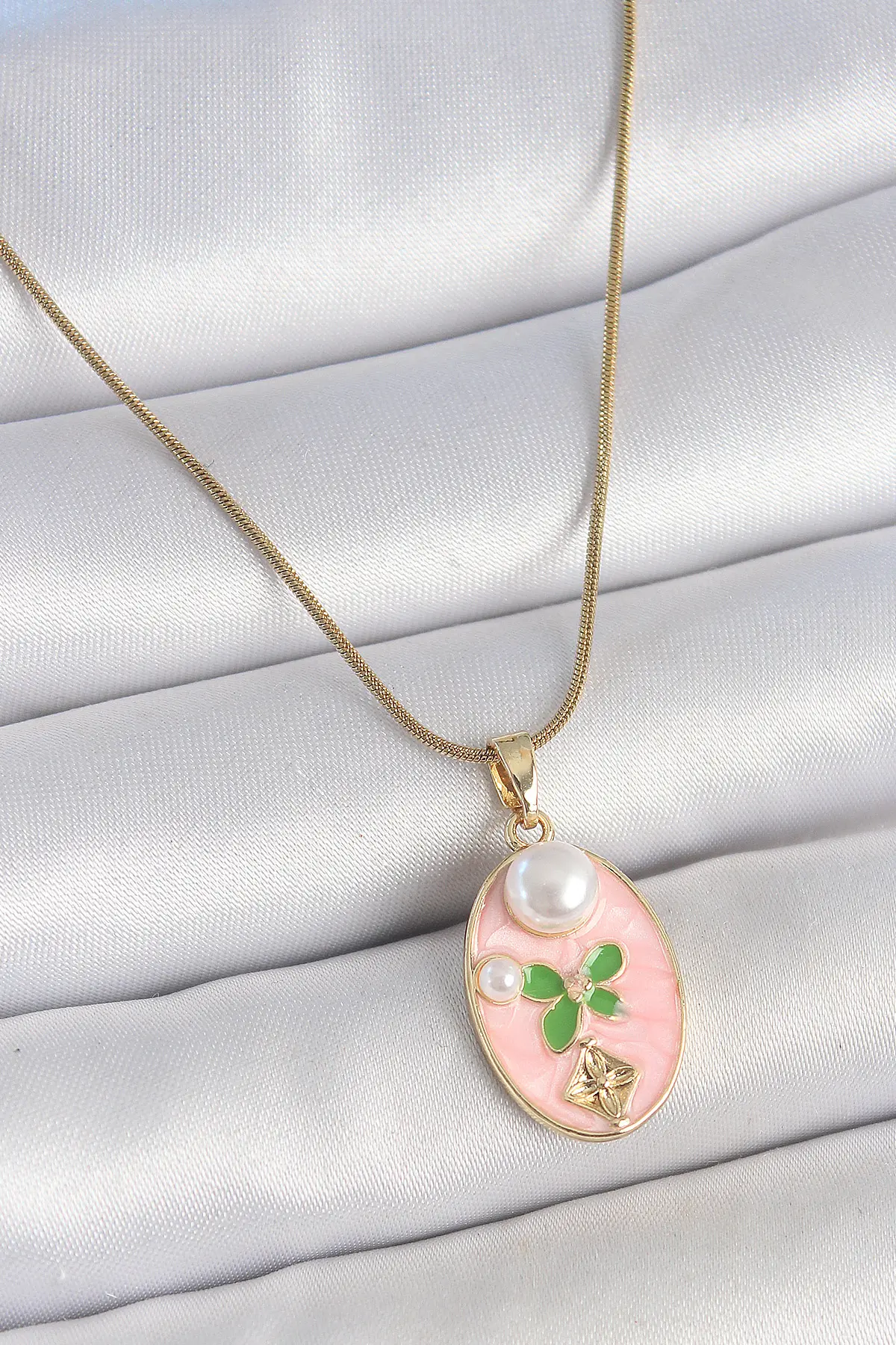 316L Çelik Gold Renk Zincir Pembe Mineli Oval İncili Çiçek İşlemeli Portre Model Kadın Kolye TJ-BKO10176