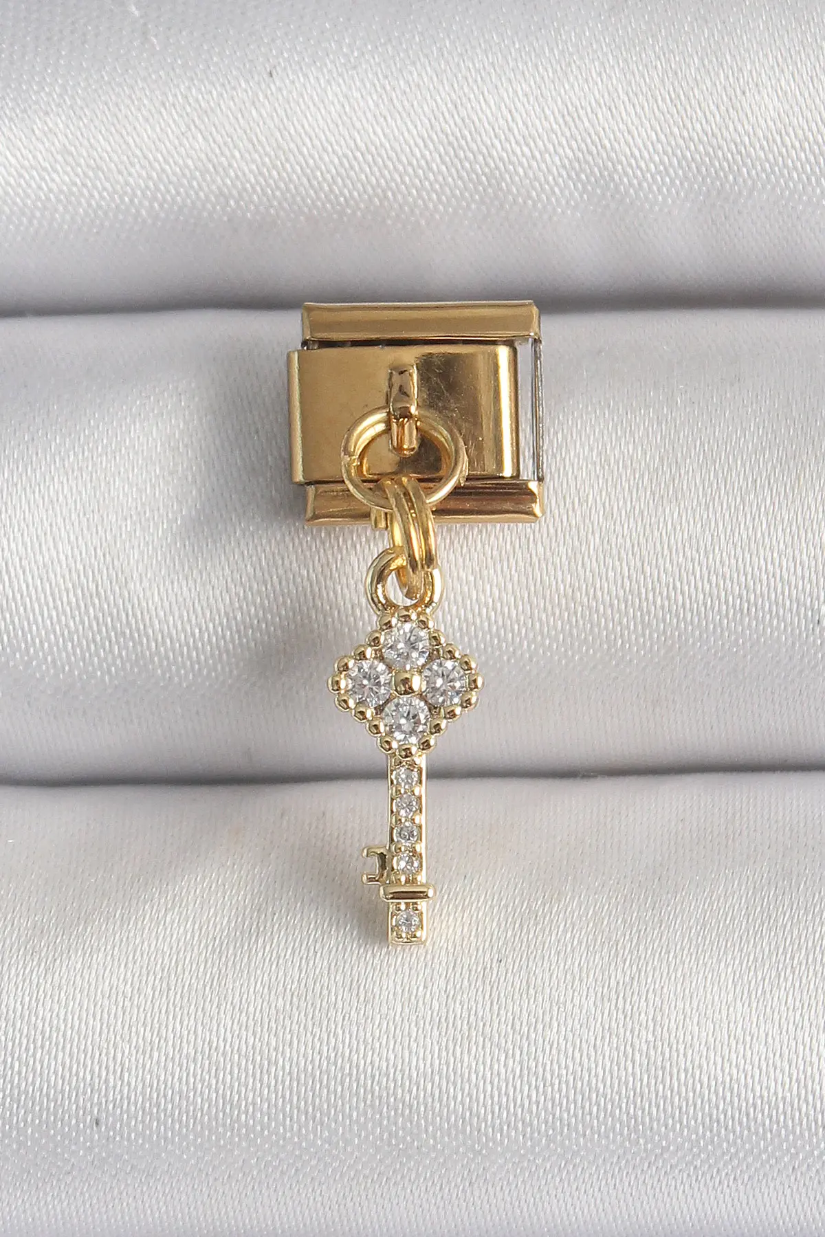 316L Çelik Gold Renk Sallantı Zirkon Taşlı Anahtar Model Nomination Charm TJ-BC1338