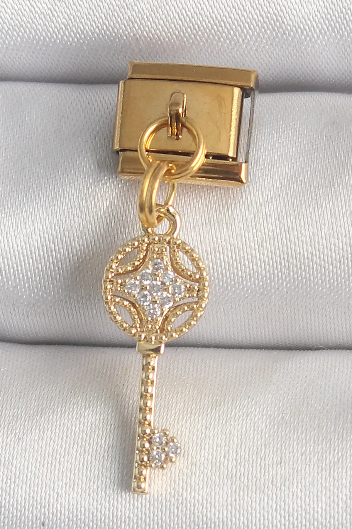 316L Çelik Gold Renk Sallantı Zirkon Taşlı Anahtar Model Nomination Charm TJ-BC1347