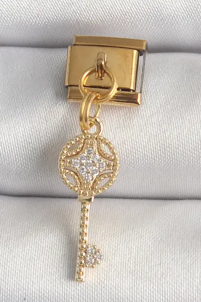 316L Çelik Gold Renk Sallantı Zirkon Taşlı Anahtar Model Nomination Charm TJ-BC1347