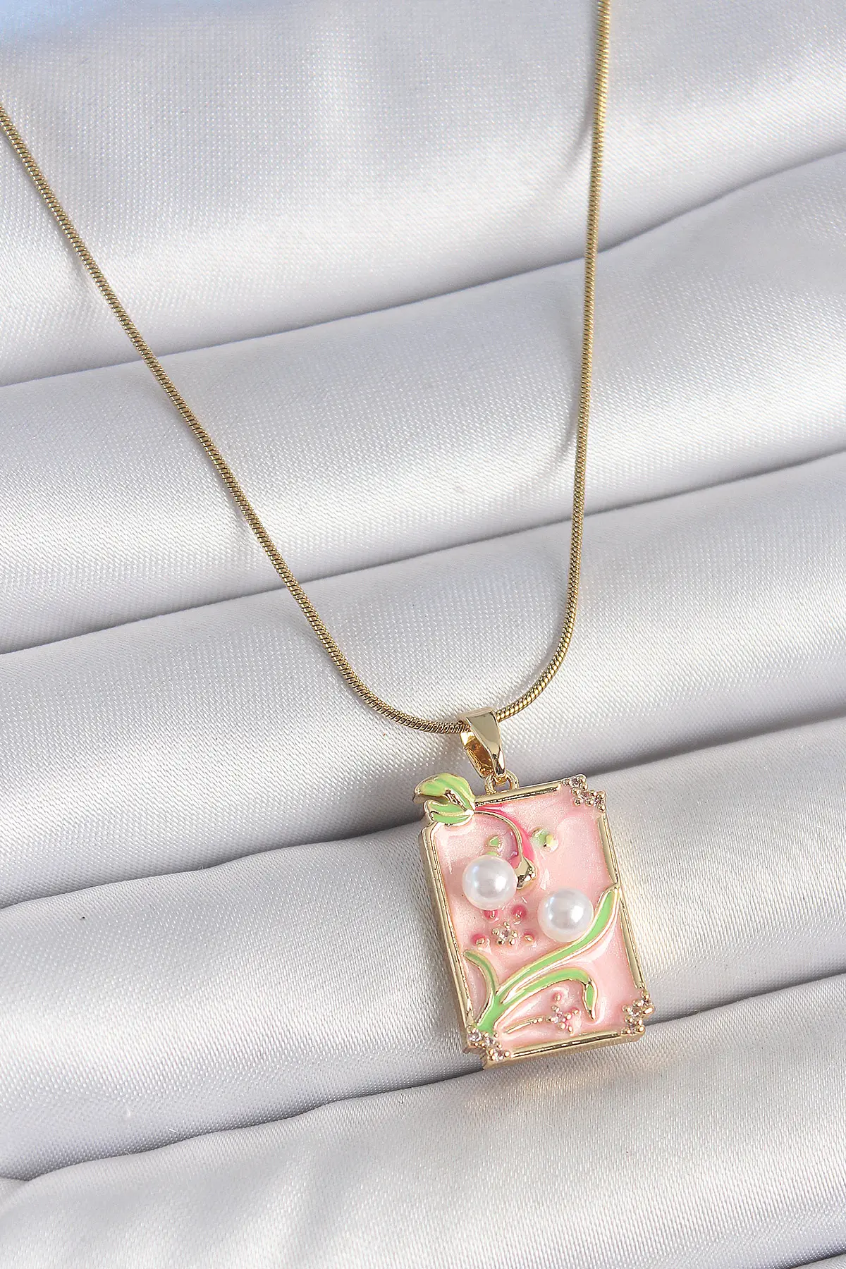 316L Çelik Gold Renk Zincir Pembe Mineli İncli Çiçek İşlemeli Portre Model Kadın Kolye TJ-BKO10193