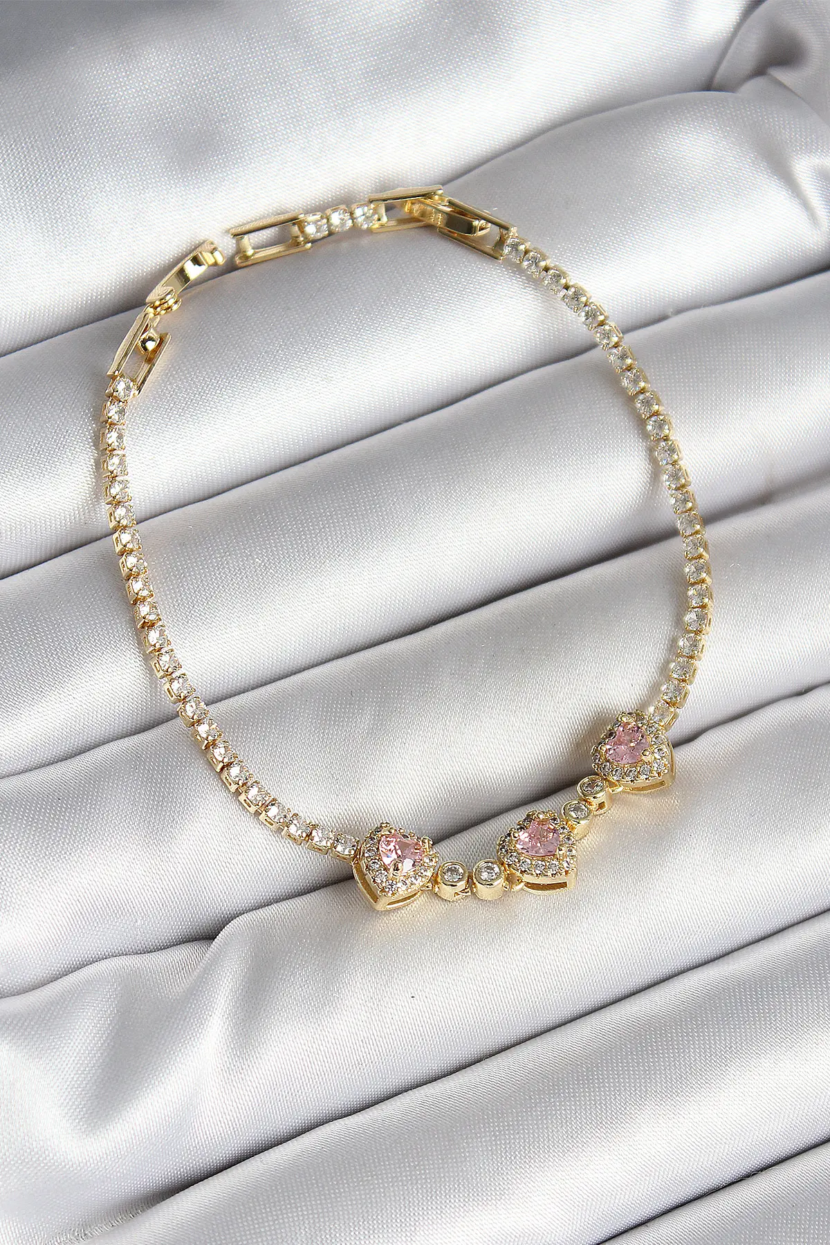 Pirinç Sıralı Pembe Kalp Figürlü Zirkon Taşlı Gold Renk Kadın Bileklik TJ-BB6983