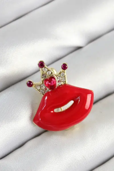 Zirkon Taşlı Kraliçe Taç Detaylı 3D Kırmızı Dudak Figürlü Gold Renk Kadın Broş TJ-BR449