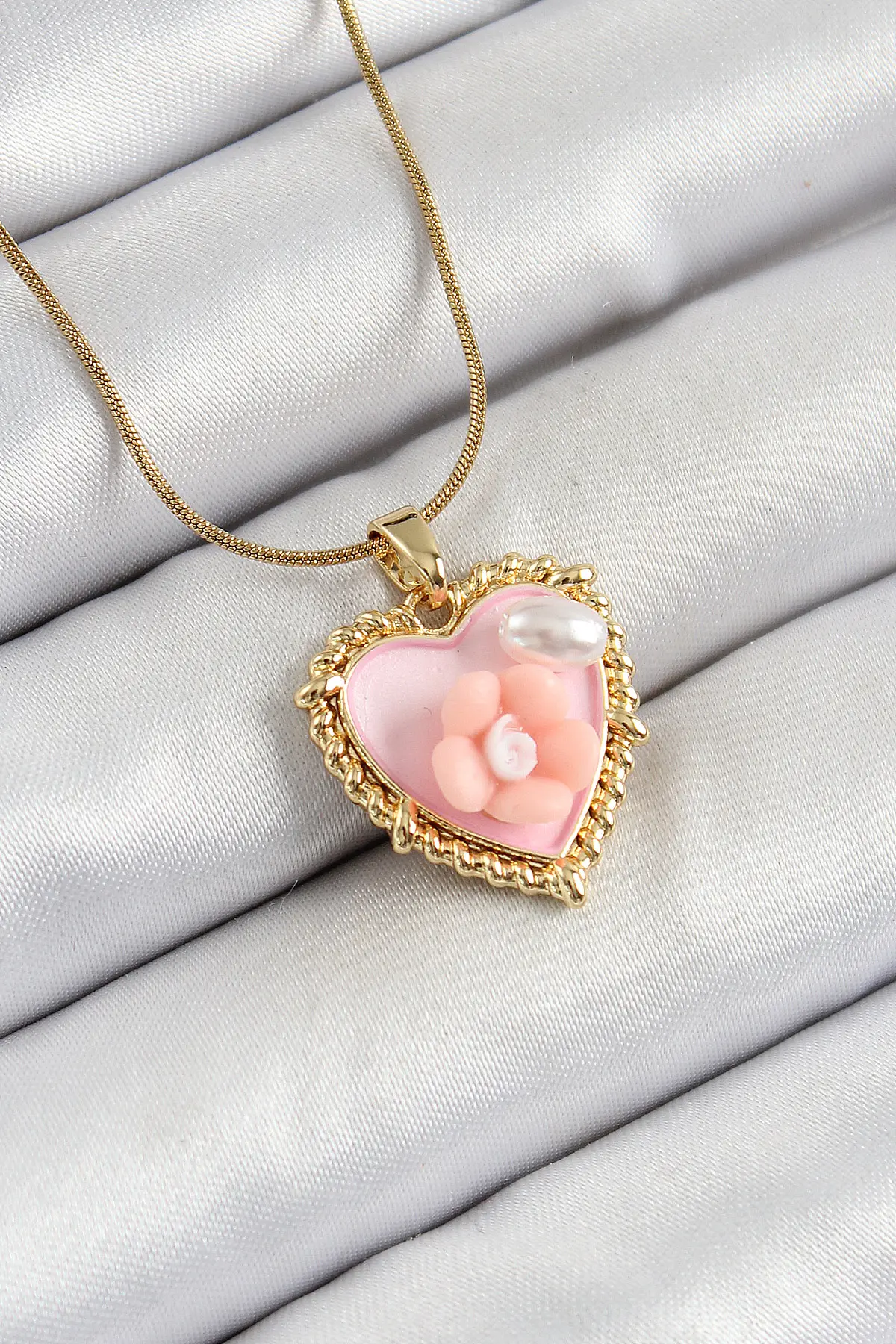 316L Çelik Zincir Pembe Sanatsal Portre İnci Detaylı Papatya Figürlü Kalp Model Gold Renk Kadın Kolye TJ-BKO10271