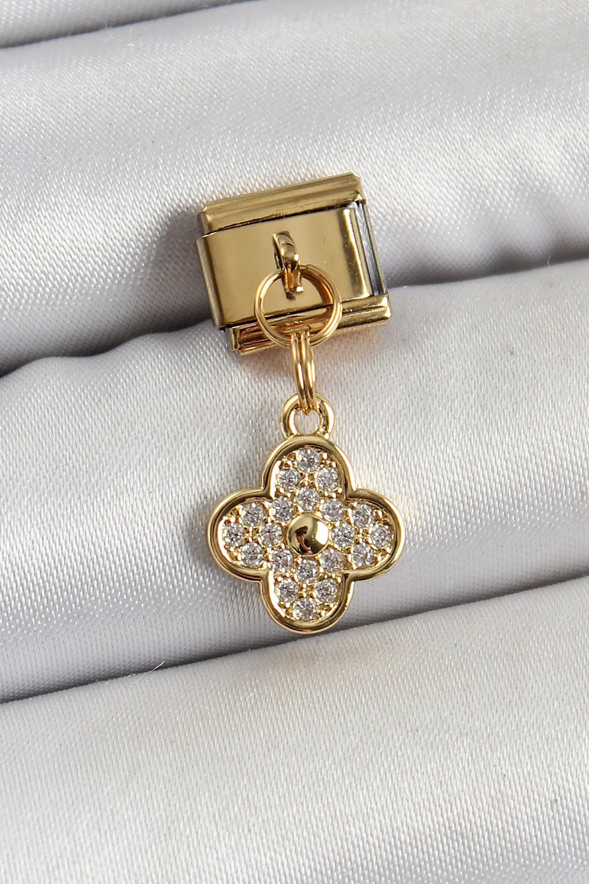 316L Çelik Sallantılı Zirkon Taşlı Yonca Model Gold Renk Nomination Charm TJ-BC1405