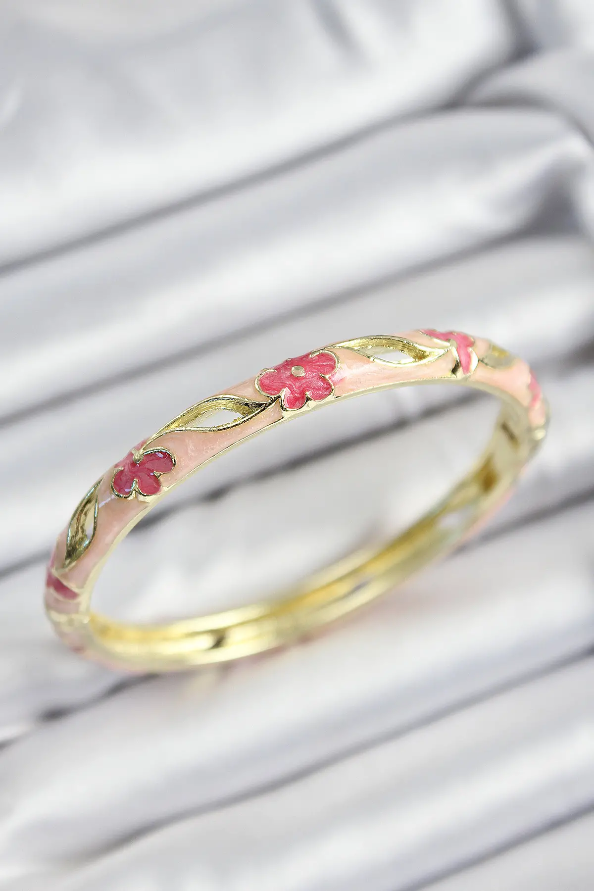 Mineli Pirinç Pembe Çiçek Motifli Gold Renk Kadın Kelepçe - TJ-BB7372
