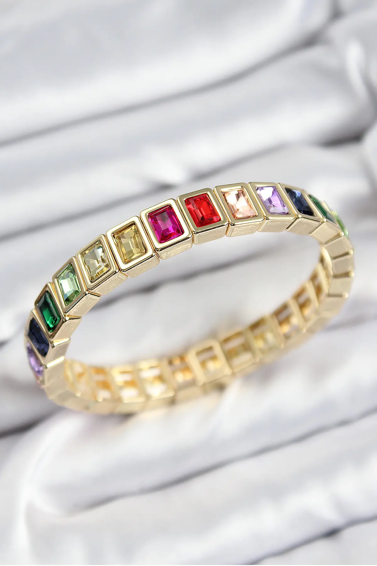 Pirinç Karışık Zirkon Taşlı Dikdörtgen Model Gold Renk Lastikli Kadın Bileklik TJ-BB7493