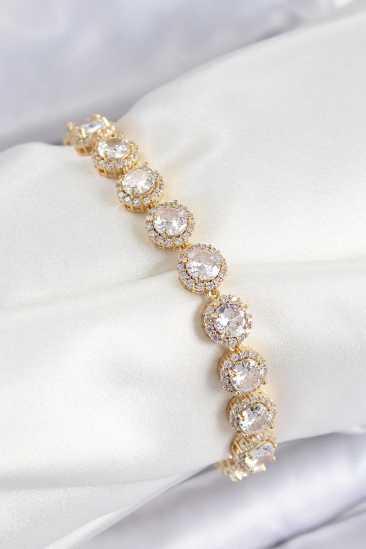 Pirinç Zirkon Taşlı Daire Baget Model Gold Renk VIP Seri Kadın Bileklik TJ-BB7514