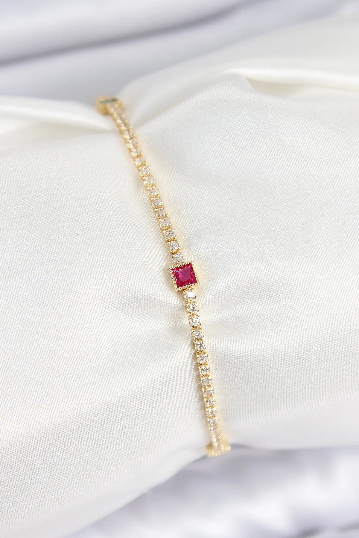 Pirinç Zirkon Taşlı Kare Model Gold Renk Kadın Bilekilk TJ-BB7660