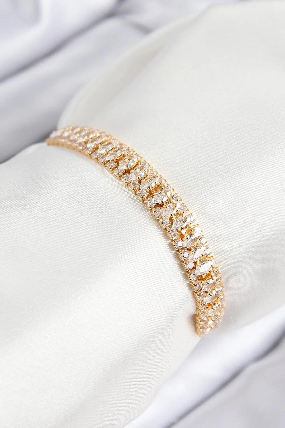 Pirinç Zirkon Taşlı Tennıs Model Gold Renk Asansörlü Kadın Bileklik TJ-BB7717