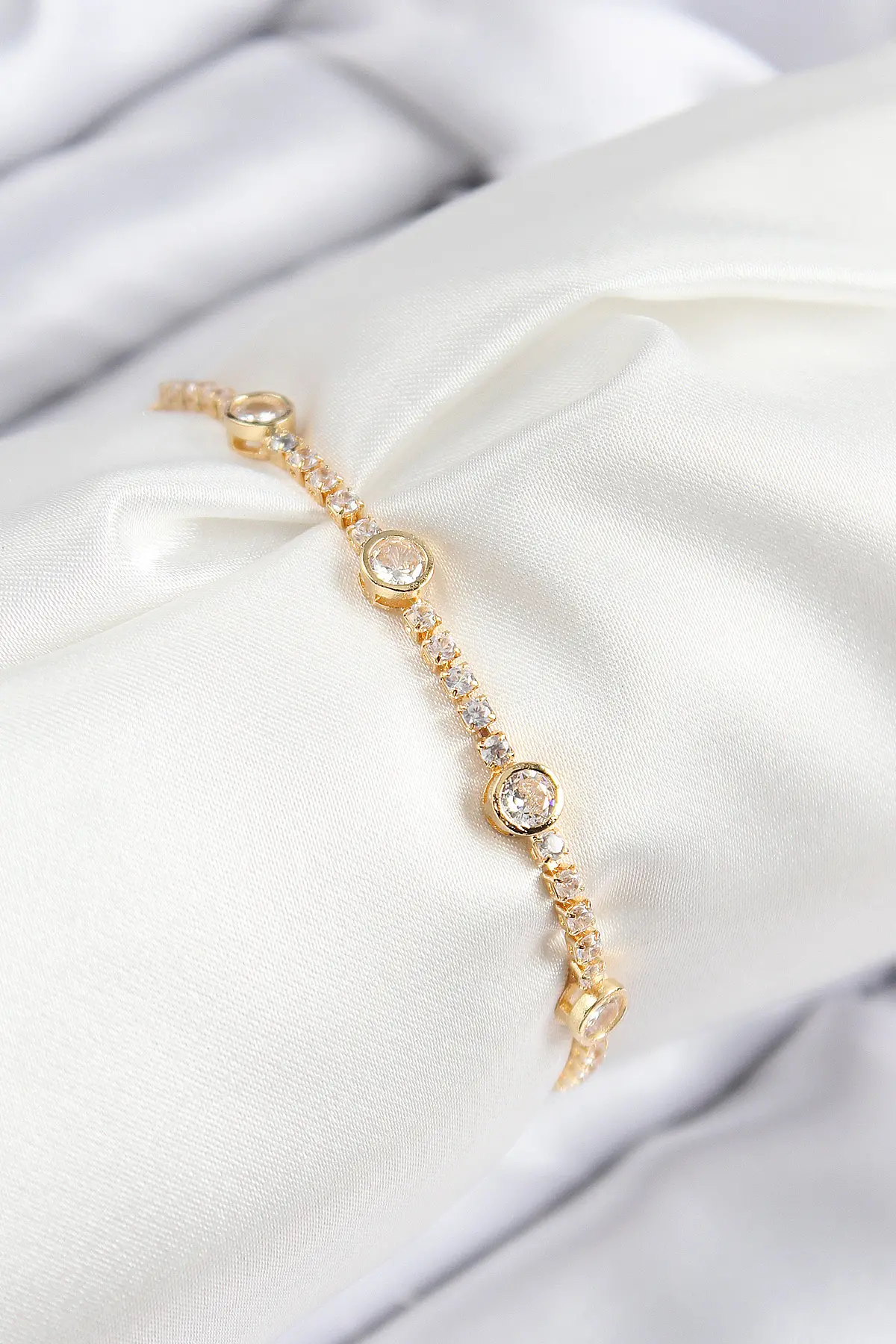 Pirinç Zirkon Taşlı Daire Model Gold Renk Asansörlü Kadın Bileklik TJ-BB7745