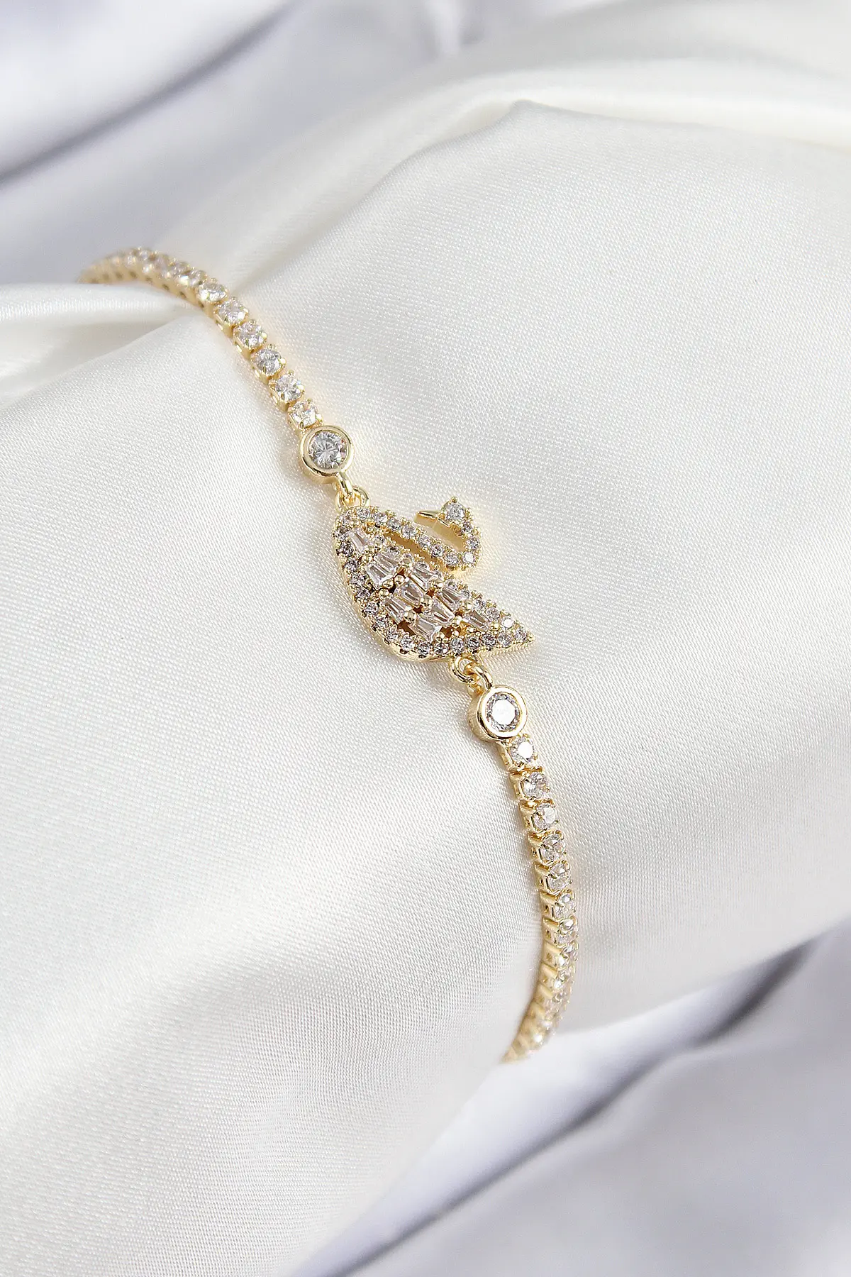 Pirinç Zirkon Taşlı Kuğu Model Gold Renk Kadın Bileklik TJ-BB7691