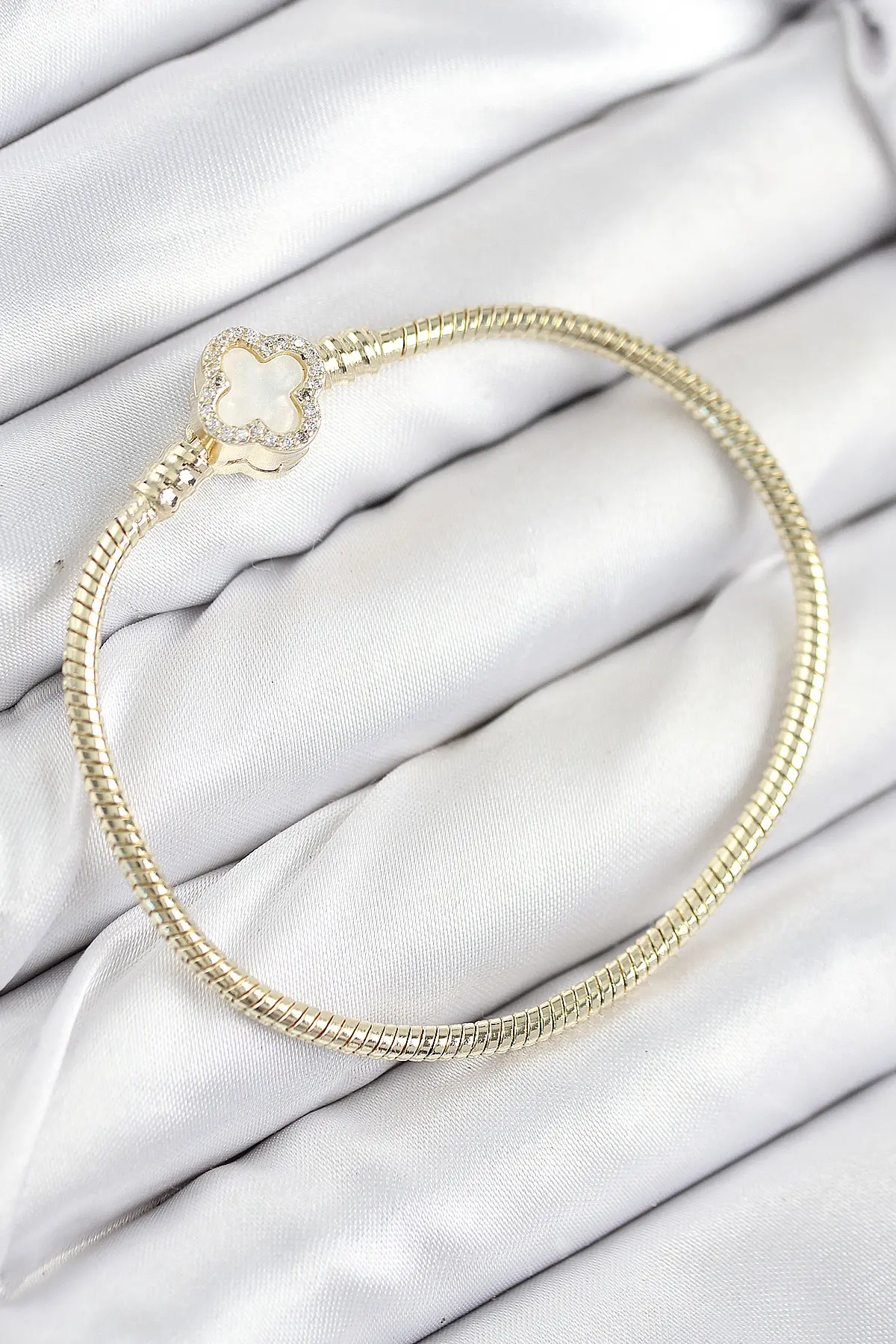 Pirinç Charm Zirkon Taşlı Yonca Model Gold Renk Kadın Bileklik TJ-BB7805