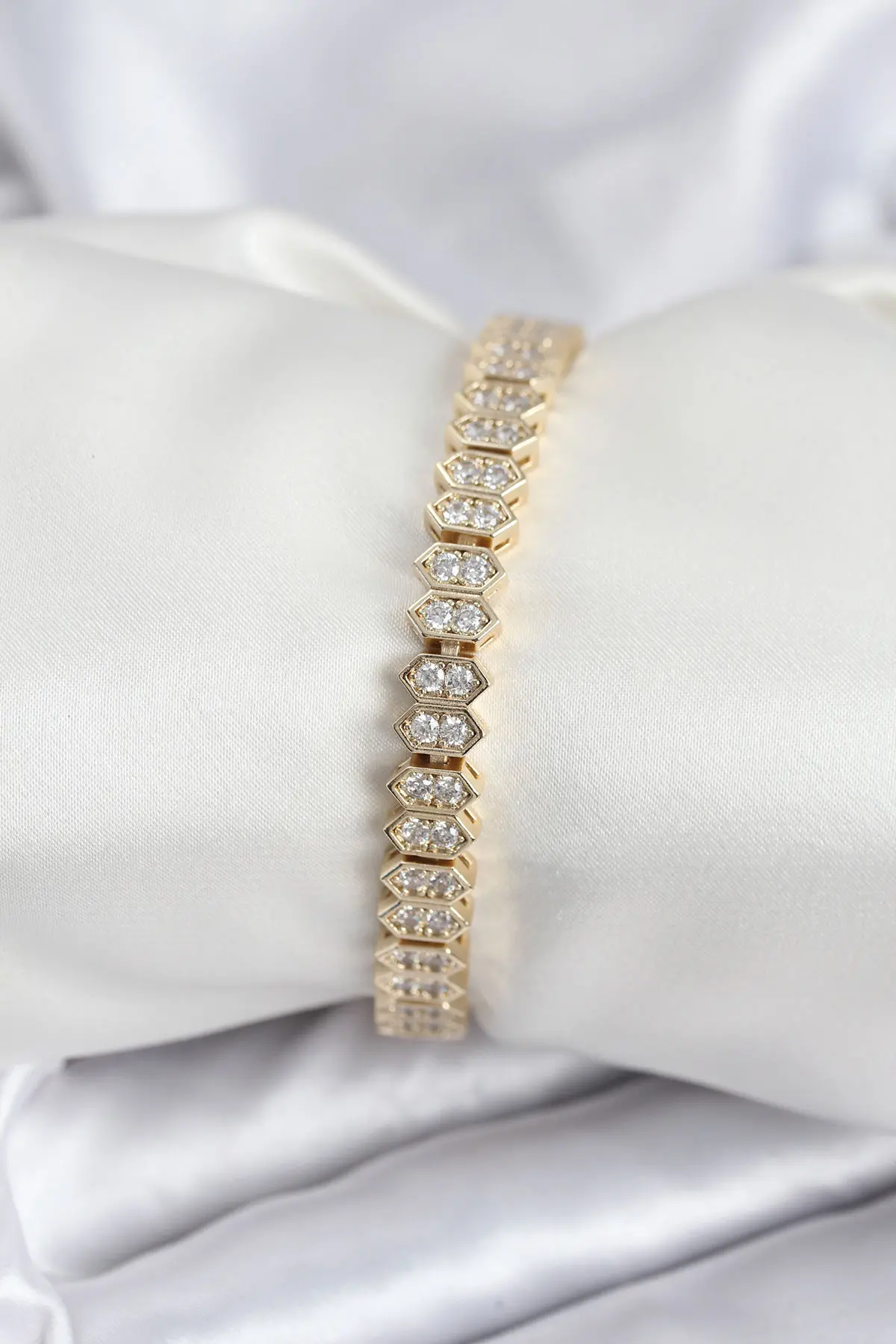 Pirinç VIP Seri Gold Renk Zirkon Taşlı Kadın Bileklik TJ-BB7920