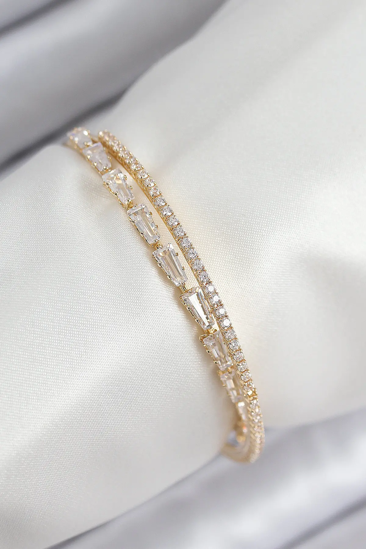 Pirinç Zirkon Taşlı Su Yolu Model Gold Renk Kadın Bileklik TJ-BB7881
