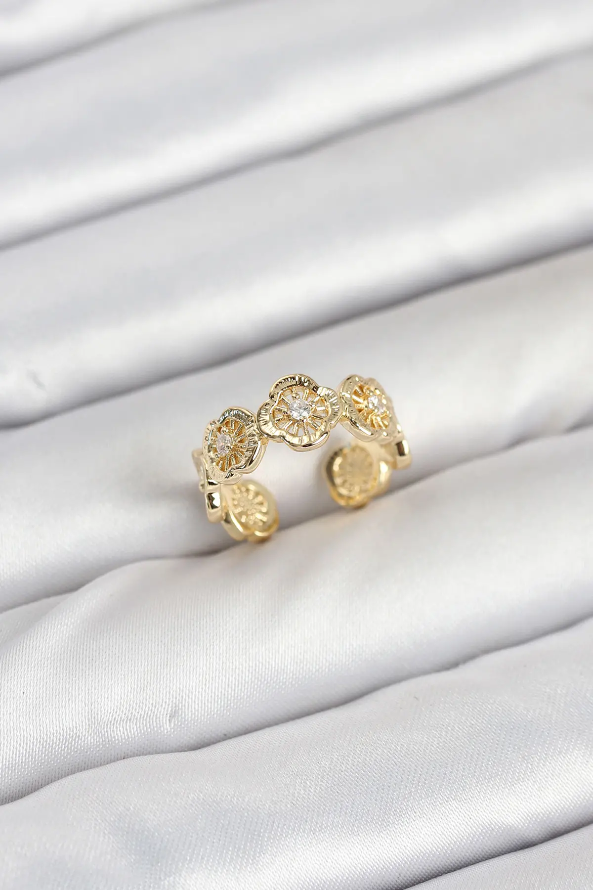 Pirinç Gold Renk Yonca Model Kadın Yüzük TJ-BYK3894