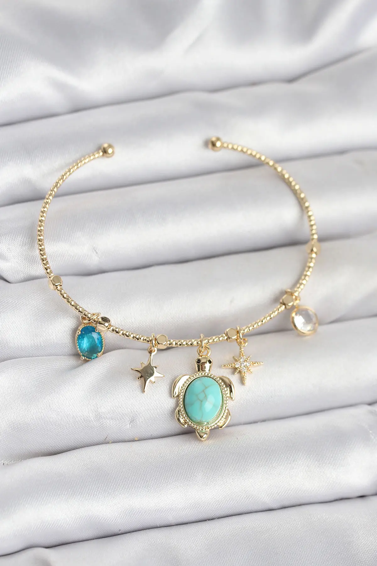 Caretta Caretta Charmlı Gold Renk Kadın Bileklik TJ-BB8033