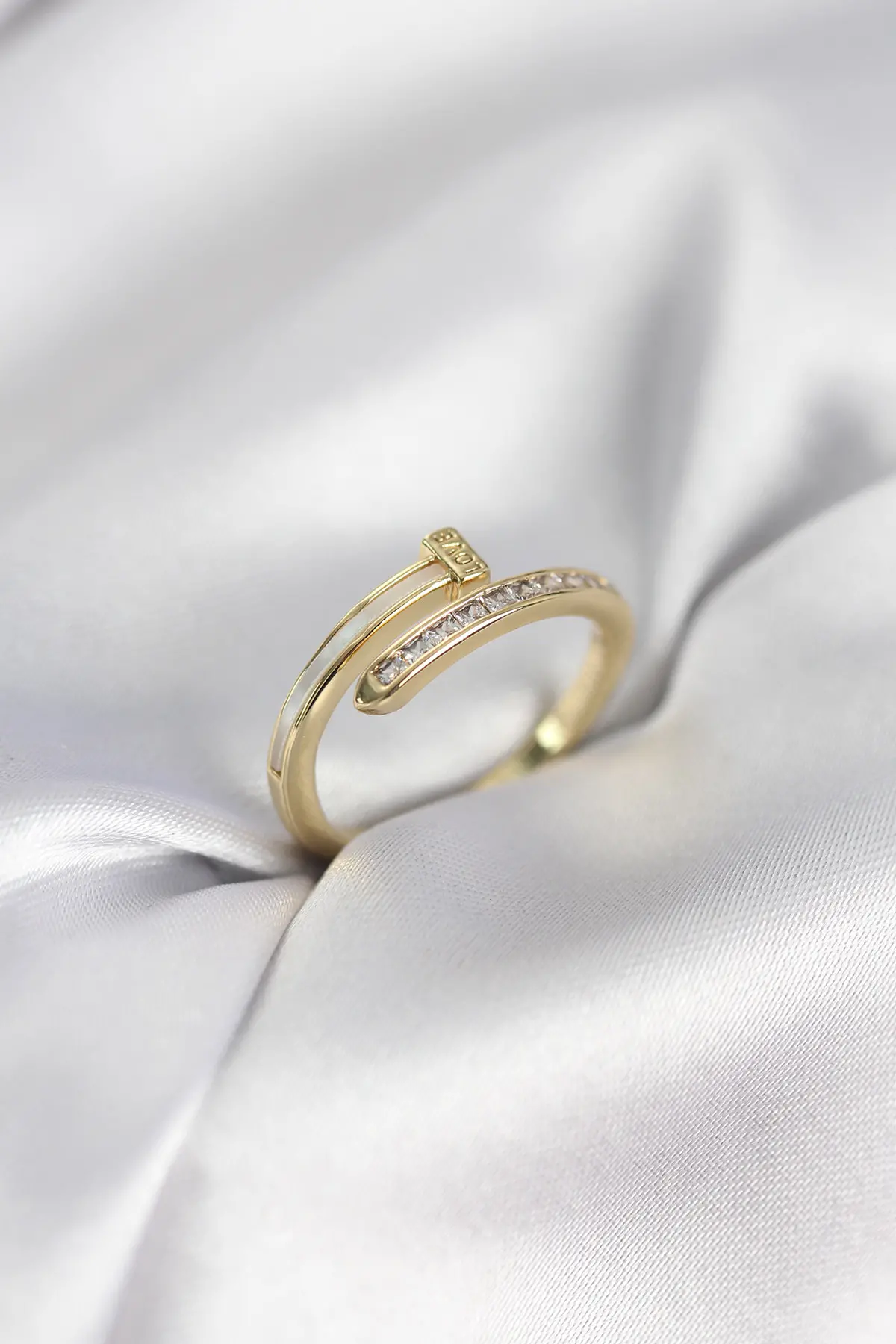 Zirkon Taşlı Gold Renk Yassı Çivi Model Kadın Yüzük TJ-BYK3961