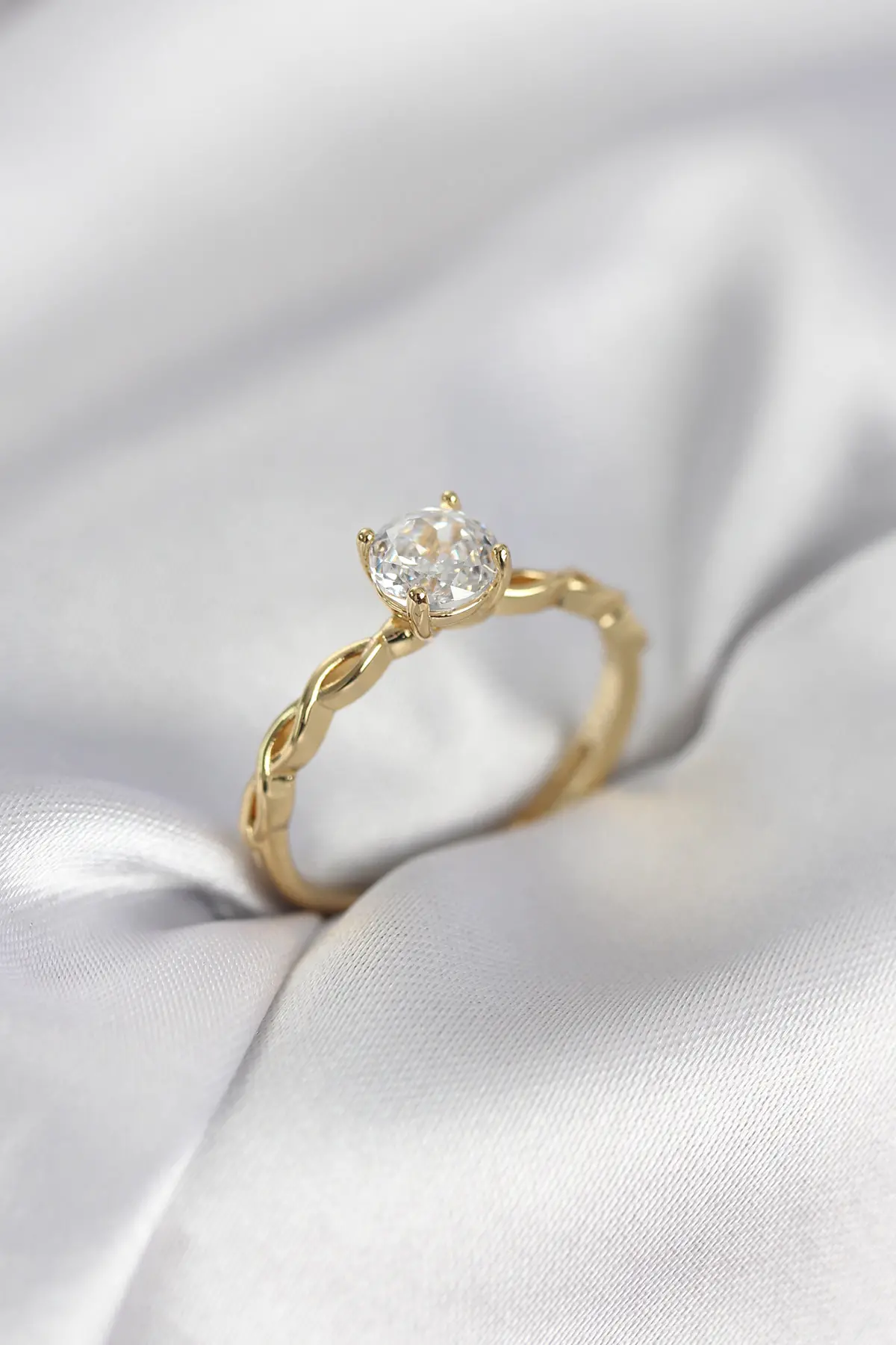 Gold Renk Sarmal Zincir Model Tek Taş Model Zirkon Taşlı Kadın Yüzük TJ-BYK3975