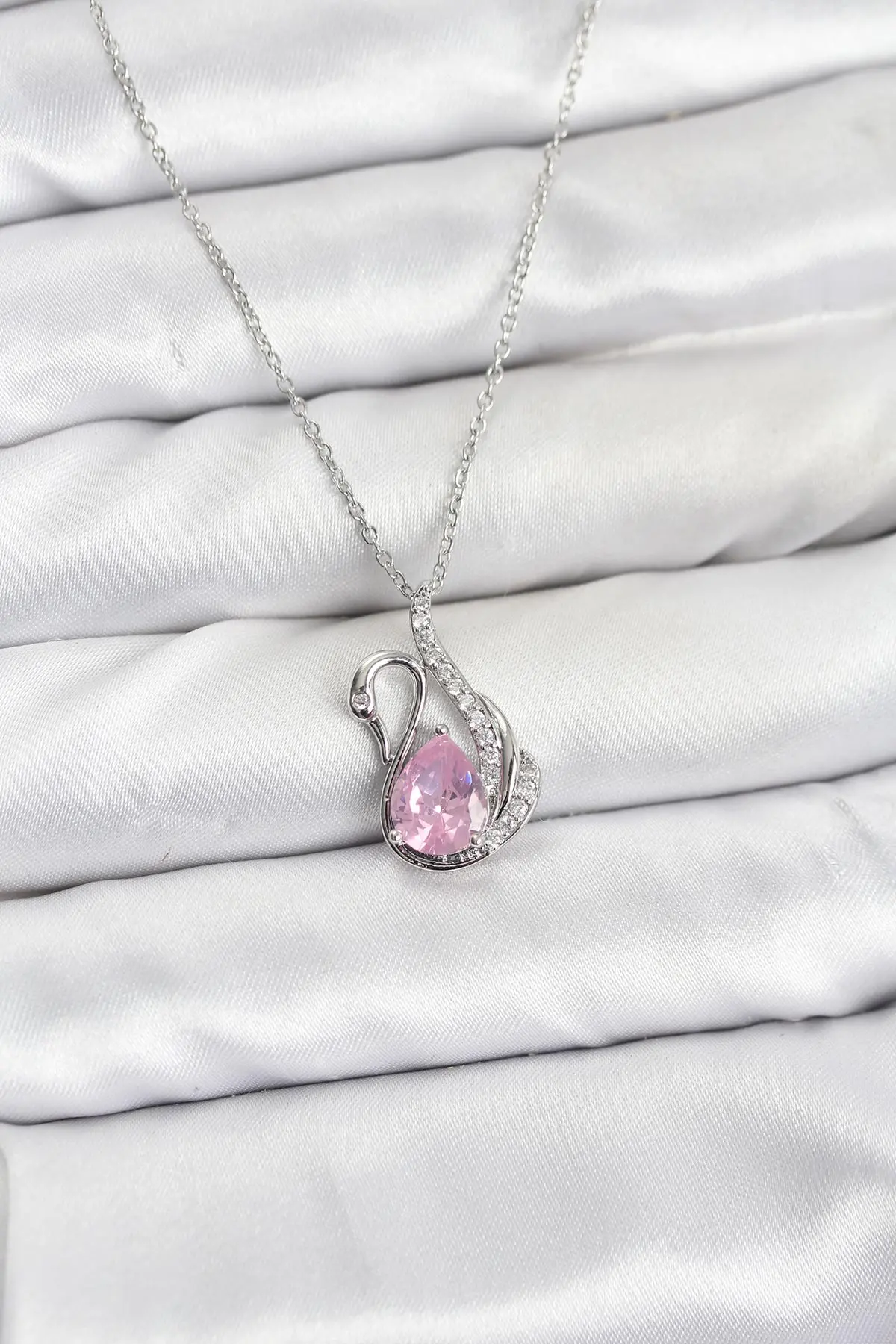 316L Çelik Zincir Gümüş Renk Pembe Kuğu Model Zirkon Taşlı Kadın Kolye TJ-BKO10866