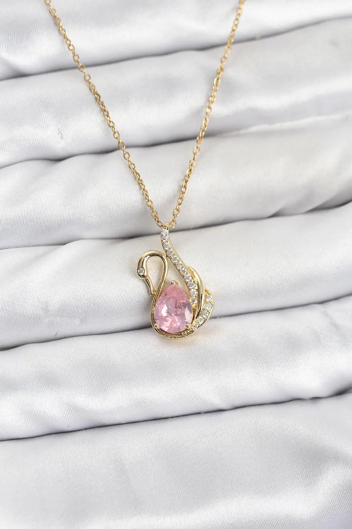 316L Çelik Zincir Gold Renk Pembe Kuğu Model Zirkon Taşlı Kadın Kolye TJ-BKO10867