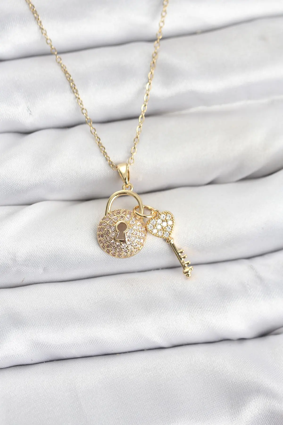 316L Çelik Zincir Gold Renk Kilit Anahtar Model Zirkon Taşlı Kadın Kolye TJ-BKO10881