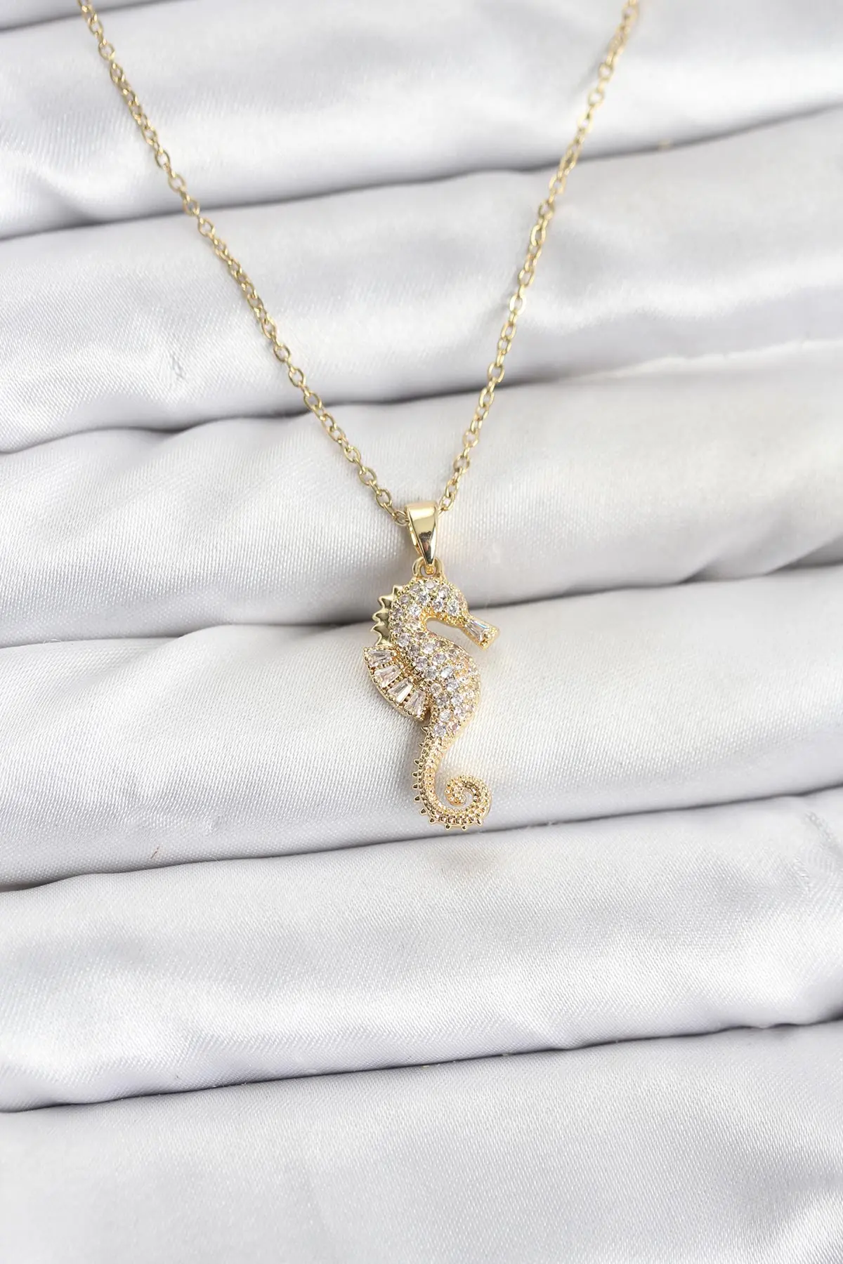 316L Çelik Zincir Gold Renk Deniz Atı Model Zirkon Taşlı Kadın Kolye TJ-BKO10895