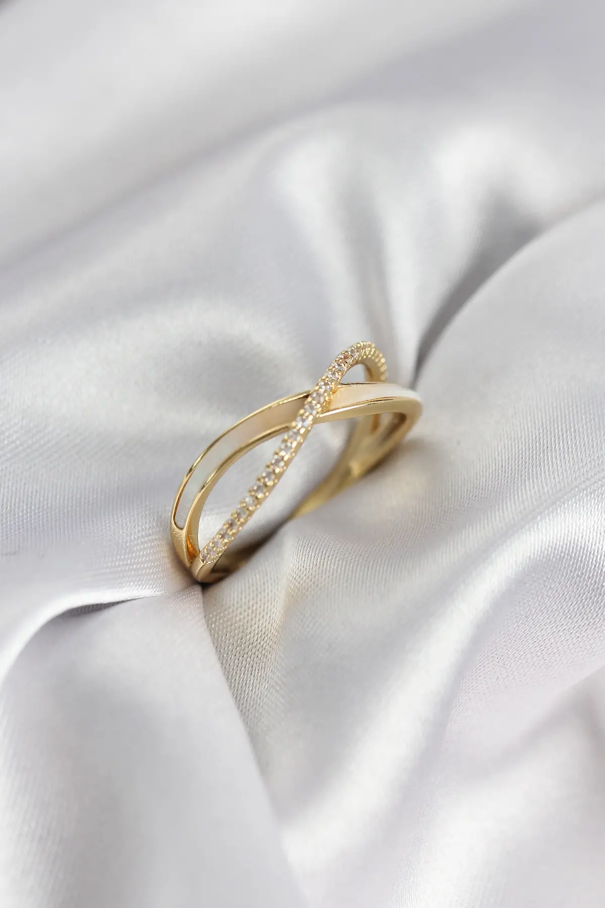 Zirkon Taşlı Sarmal Sedefli Gold Renk Kadın Yüzük TJ-BYK3927