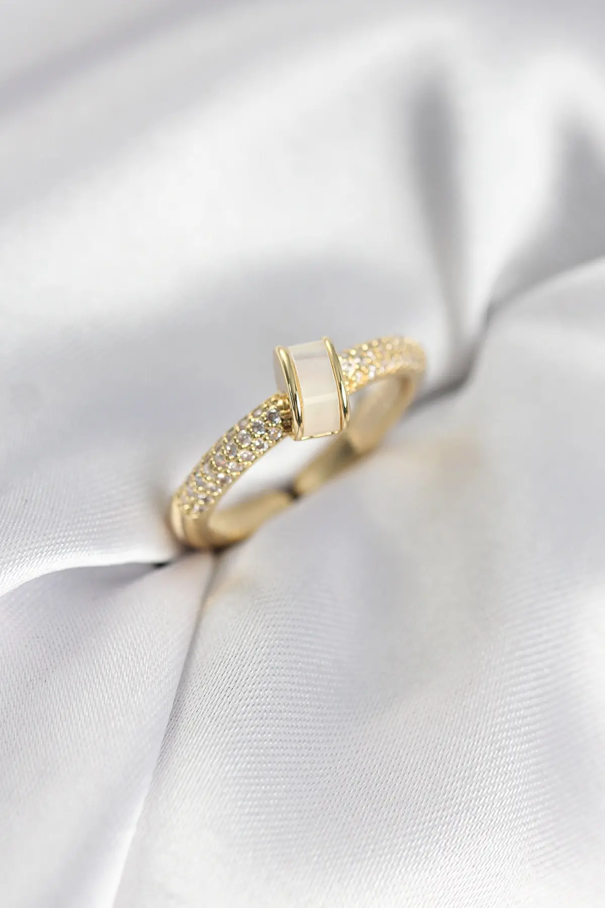 Zirkon Taşlı Sedefli Gold Renk Kadın Yüzük TJ-BYK3942