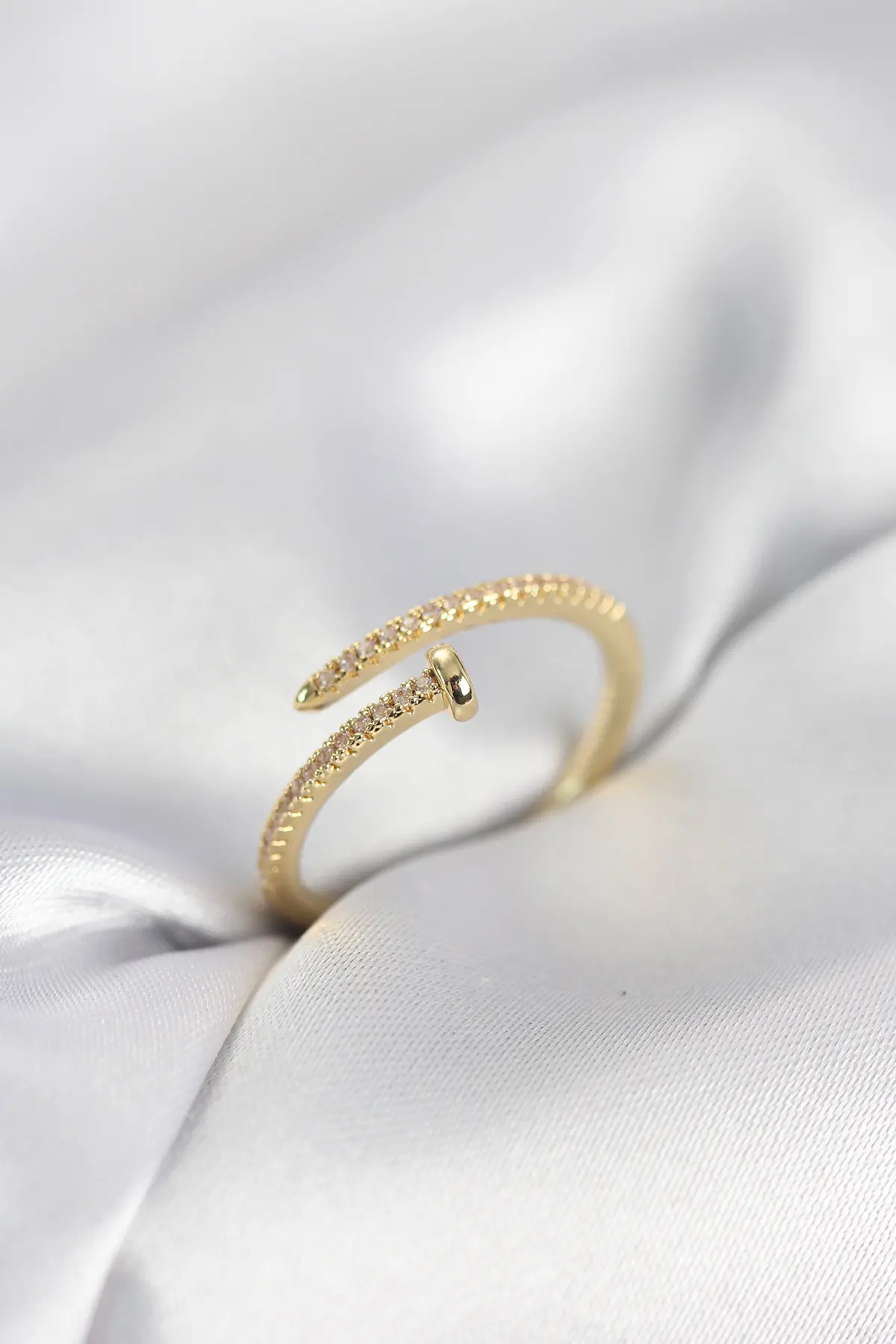 Çivi Model Zirkon Taşlı Gold Renk Kadın Yüzük TJ-BYK4076