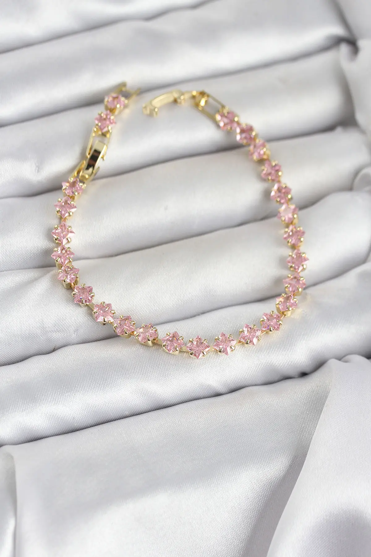 Pembe Kare Zirkon Taşlı Gold Renk Pirinç Su Yolu Kadın Bileklik TJ-BB8324