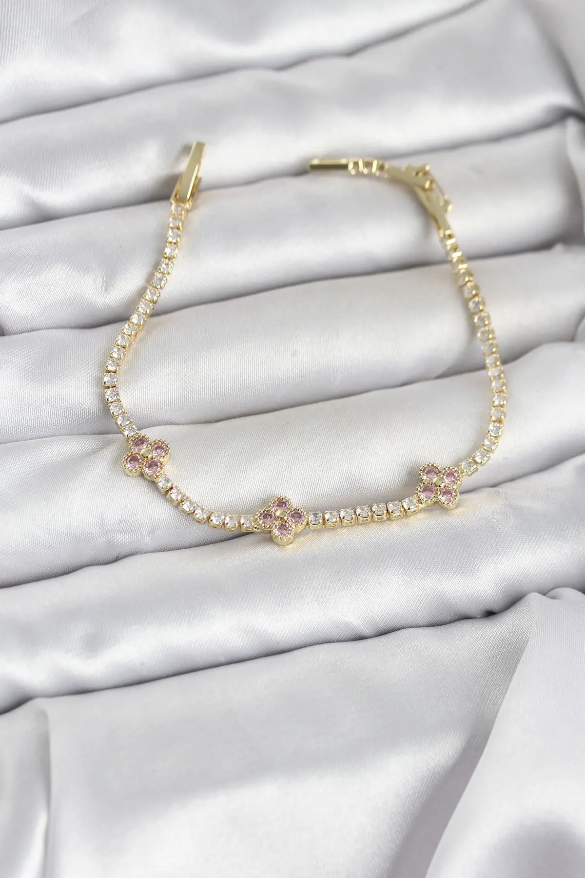 Pembe Yonca Detaylı Zirkon Taşlı Gold Renk Pirinç Su Yolu Kadın Bileklik TJ-BB8327