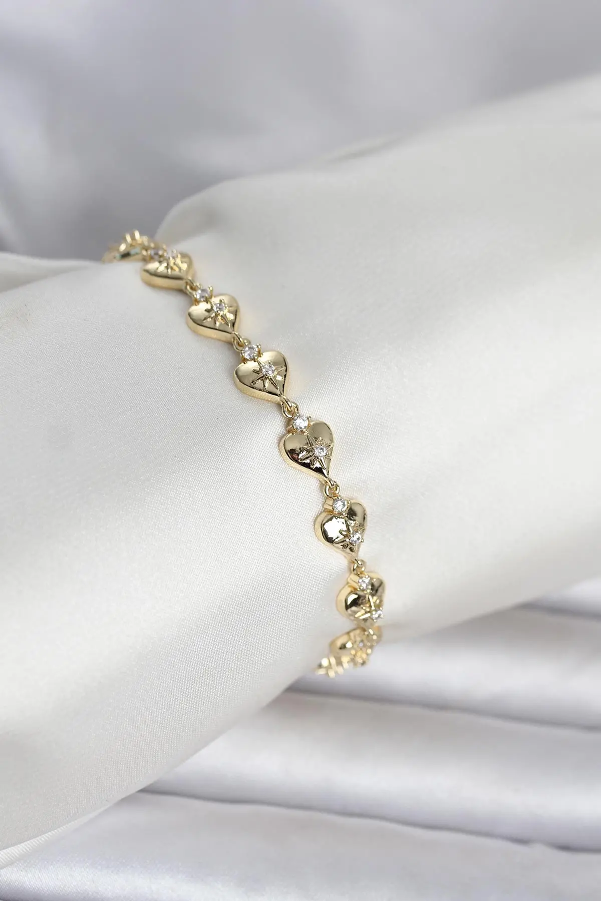 Pirinç Gold Renk Kalpli Kutup Yıldızı İşleme Kadın Bileklik TJ-BB8402